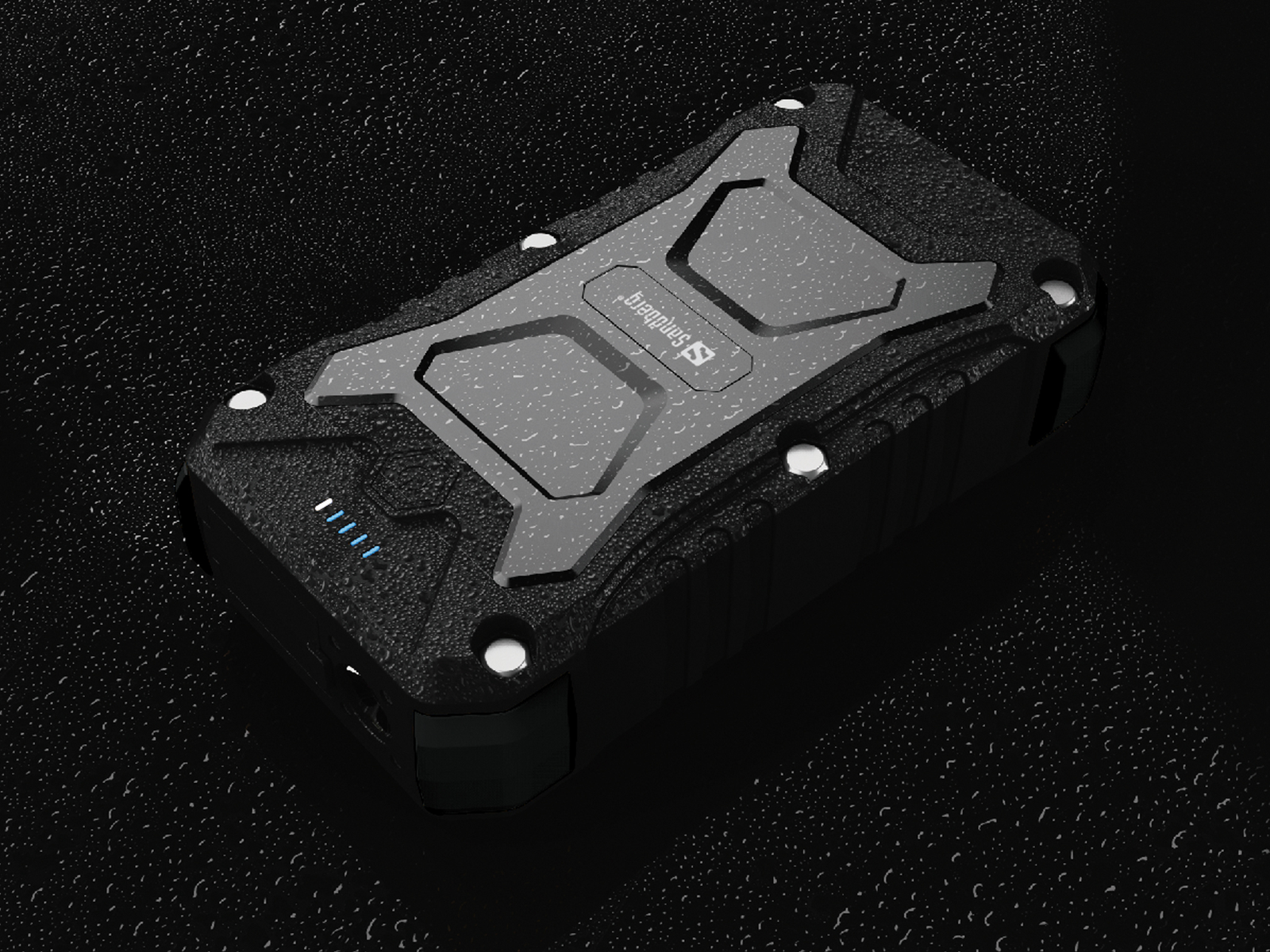 Une powerbank Sandberg noire et grise sur une surface sombre et humide, montrant le logo et les lumières.