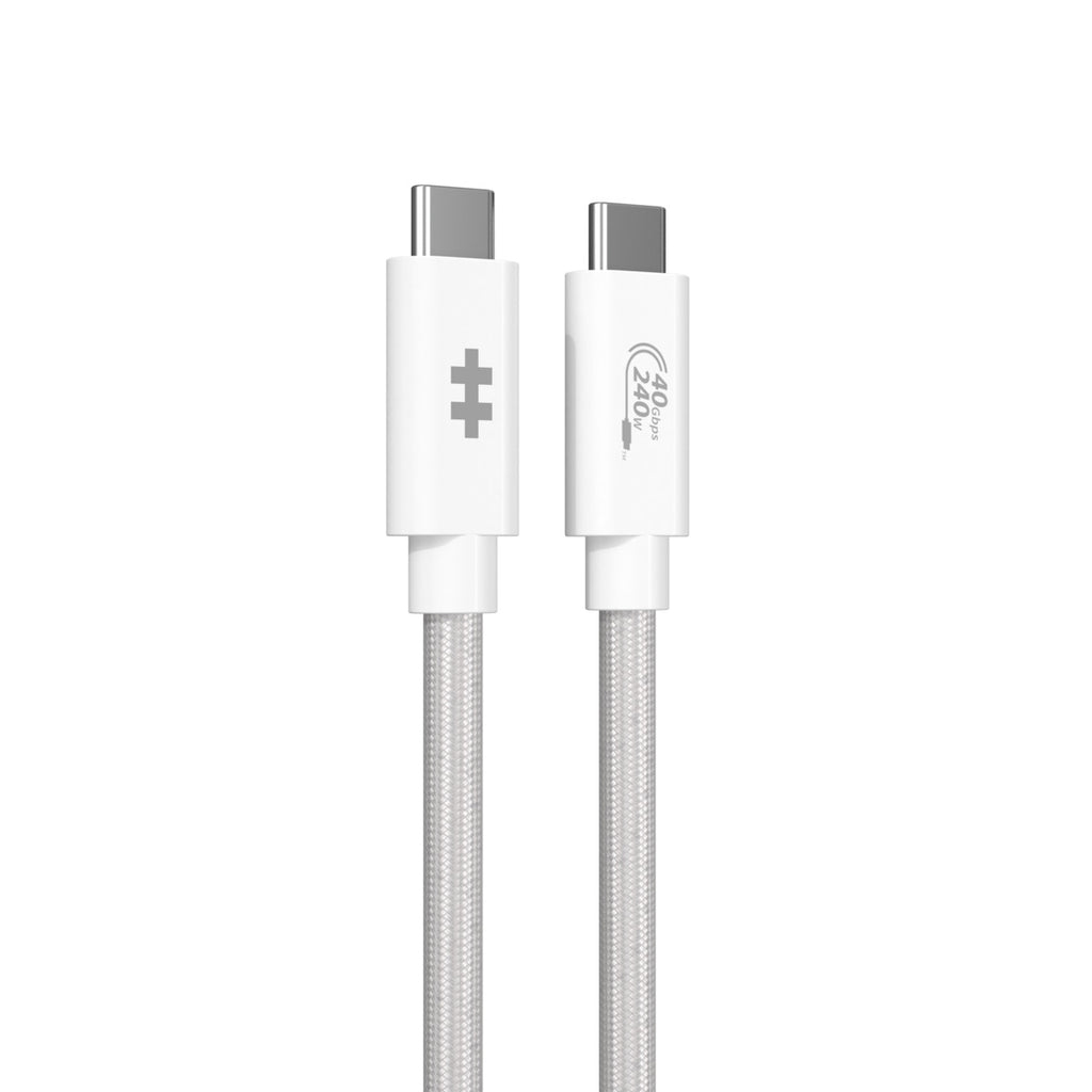 Dos cables USB-C blancos con marca y diseño texturizado, sobre fondo blanco.