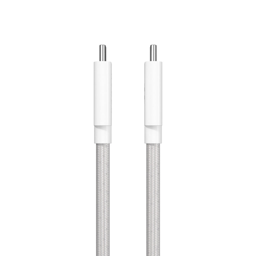 Dos cables de carga blancos con conectores plateados, sobre fondo blanco.