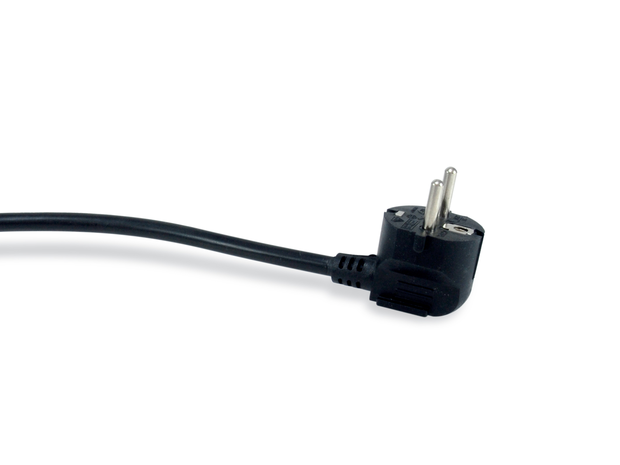Ein schwarzer Netzstecker an einem schwarzen Kabel. Der Stecker hat drei Stifte. Weißer Hintergrund.