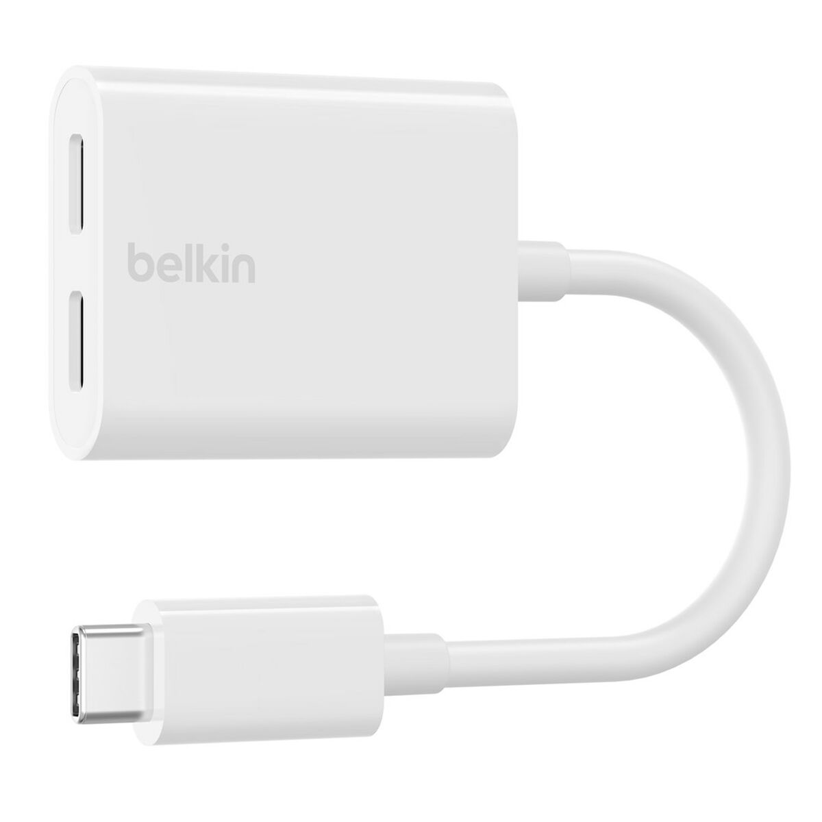 Adaptateur Belkin blanc avec deux ports et un connecteur USB-C. Il est sur un fond bleu clair.