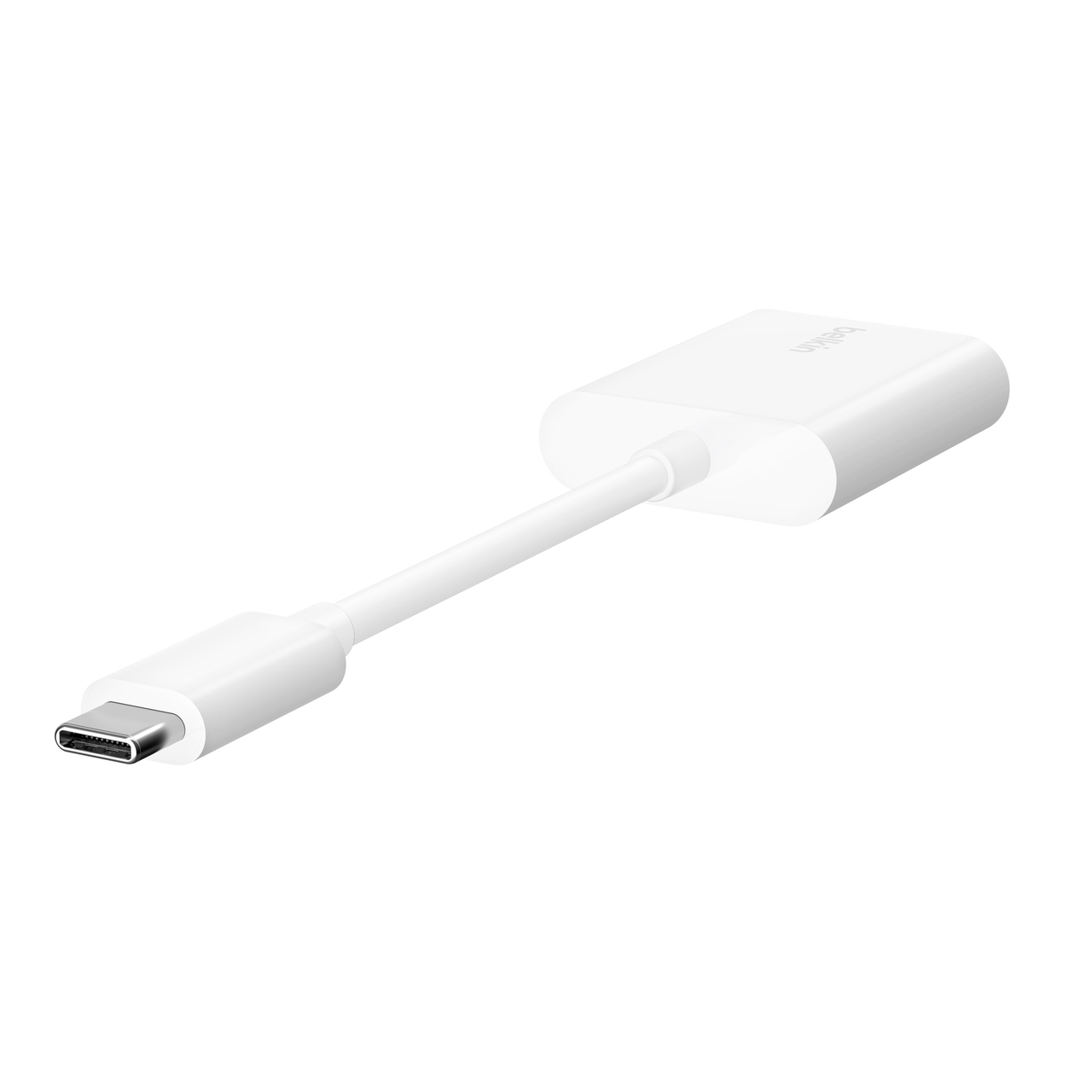 Adaptateur Belkin blanc avec un connecteur USB-C. Il est sur fond blanc.