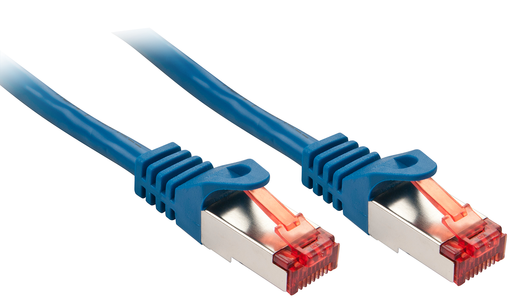 Deux câbles Ethernet bleus avec des connecteurs argentés. Les connecteurs ont des languettes rouges.