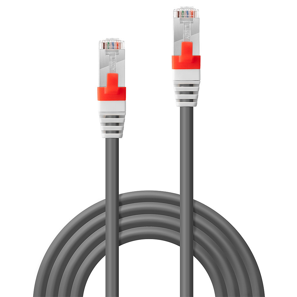 Grijze netwerkkabel met connectoren, opgerold, op een witte achtergrond.