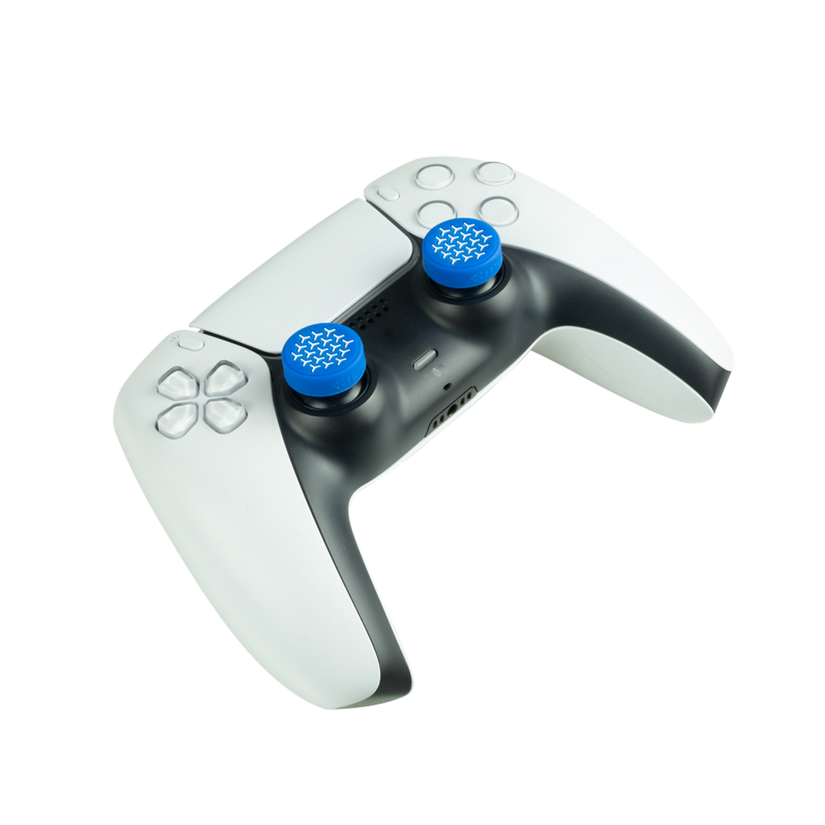 Controller PS5 bianco con copri joystick blu. Lo sfondo è nero semplice.