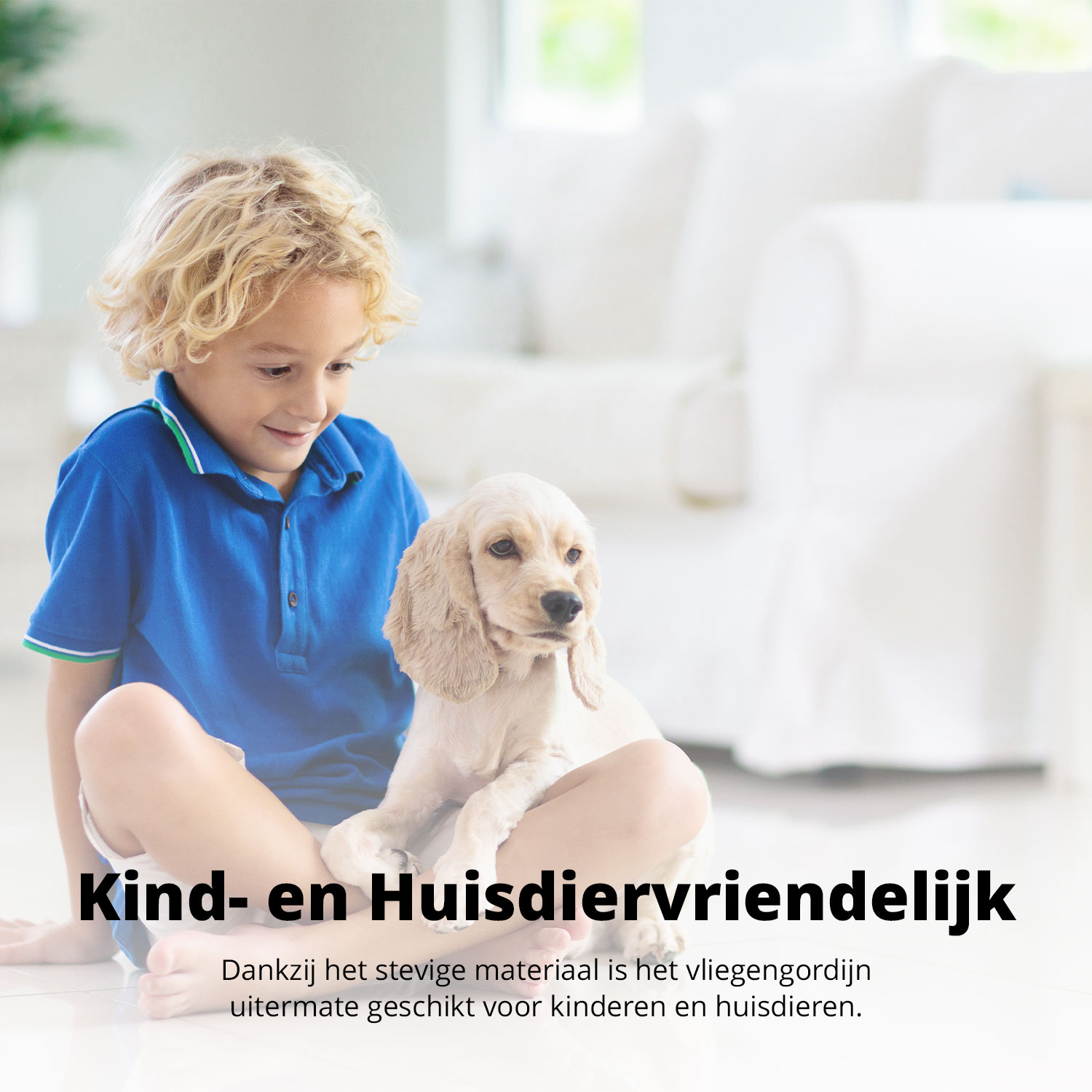 Een jongen zit op de vloer met een puppy. Tekst luidt 'Kind- en Huisdiervriendelijk' en beschrijft de geschiktheid van het materiaal.