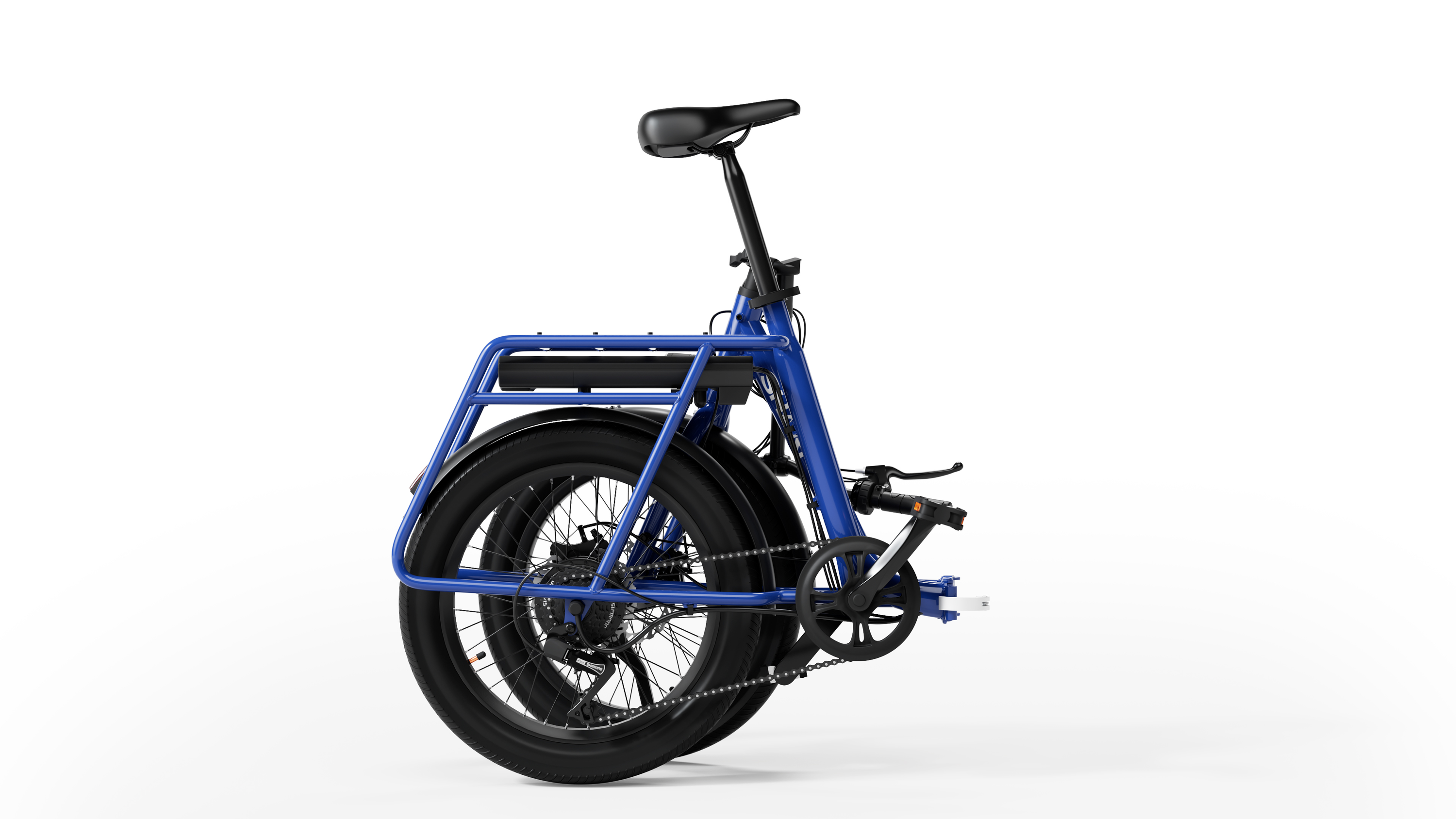 Blaues Elektrofahrrad, zusammengeklappt, auf weißem Hintergrund. Rückansicht zeigt Kette, Rad und Rahmen.