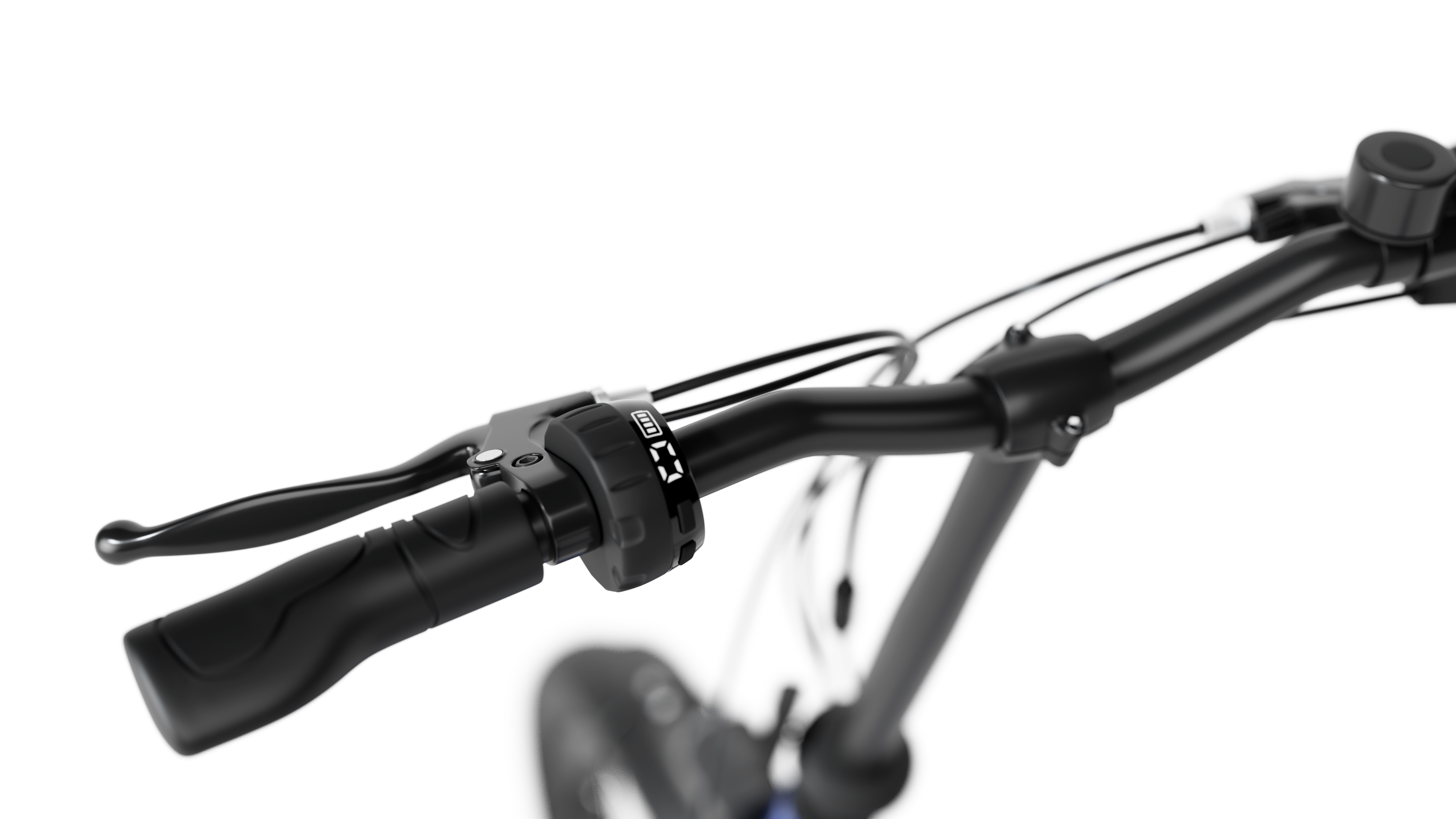 Nahaufnahme eines schwarzen E-Bike-Lenkers mit Bedienelementen, Display und Bremshebel auf weißem Grund.