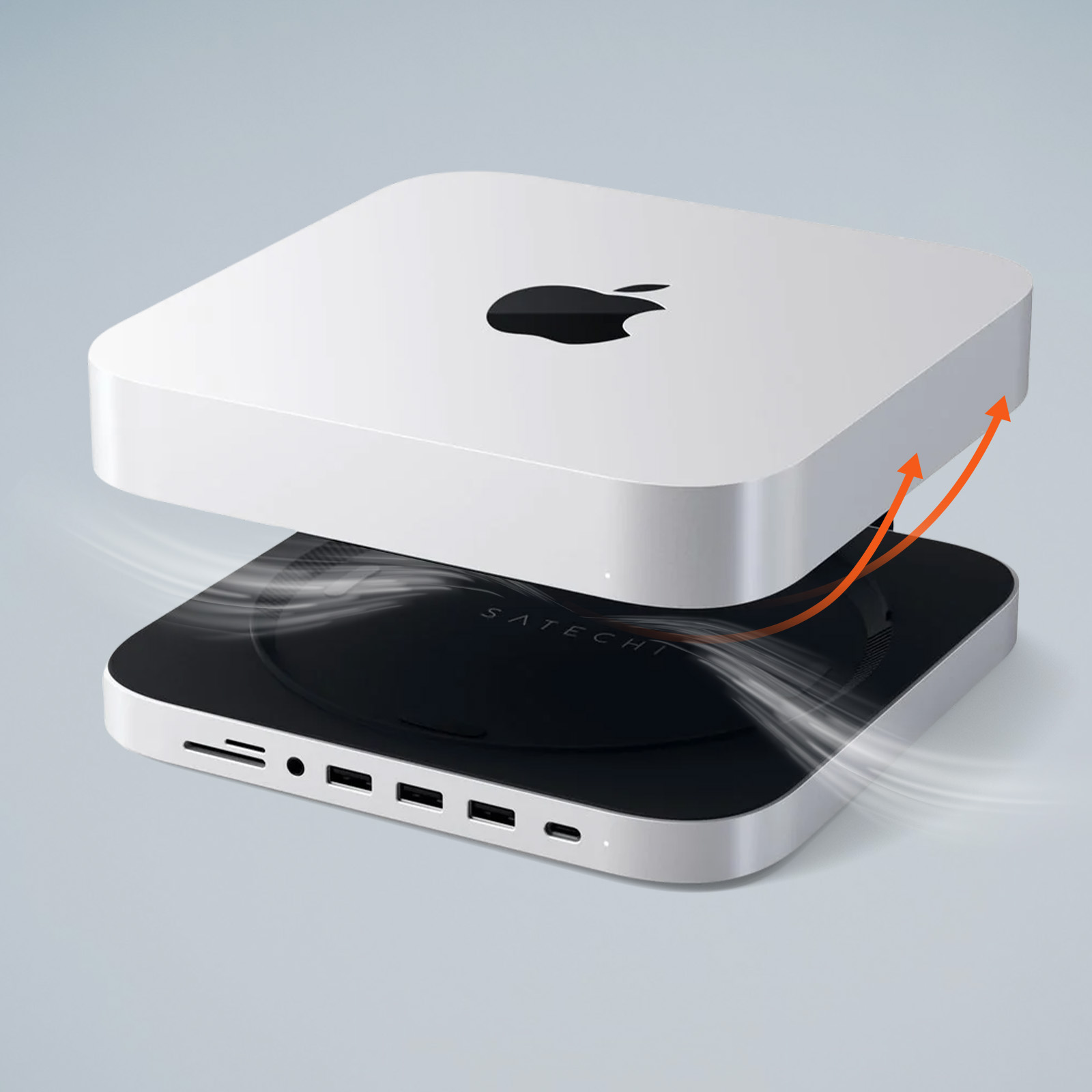 Silberner Apple Mac Mini Computer mit Luftschlitzen. Die Oberseite ist getrennt und zeigt den Luftstrom und das Satechi-Logo.