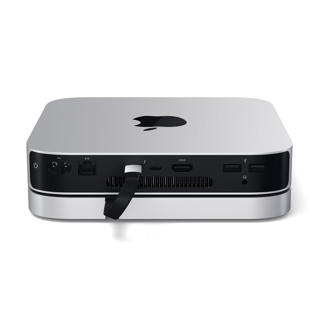 Silberner Mac Mini auf weißer Oberfläche. Anschlüsse hinten, schwarzes Netzkabel.