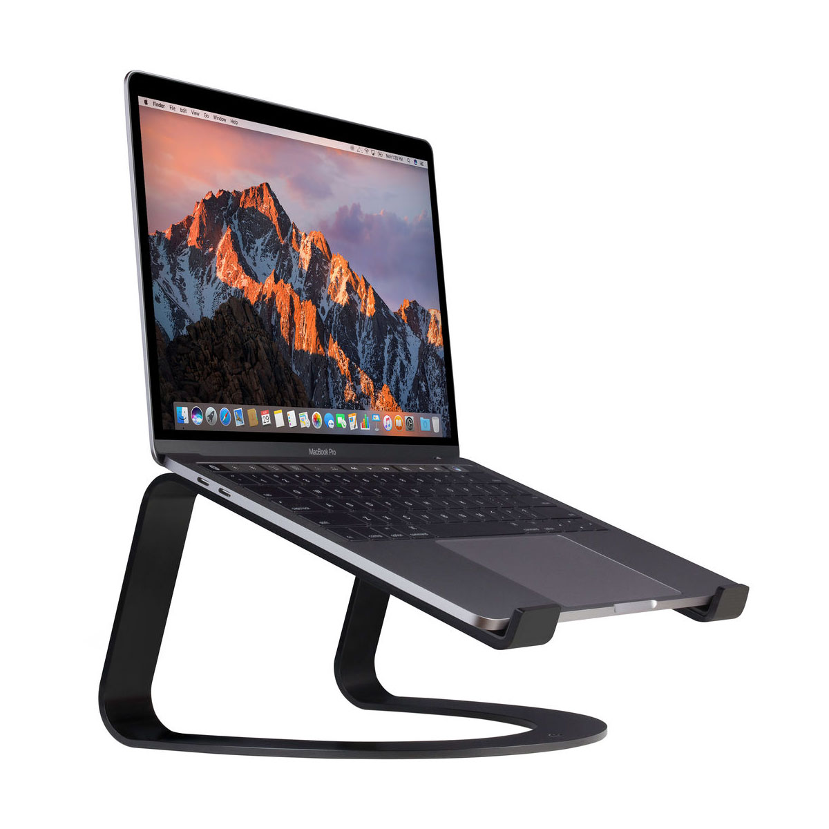 Ein schwarzer, gebogener Laptopständer mit einem MacBook Pro darauf, vor einem weißen Hintergrund.