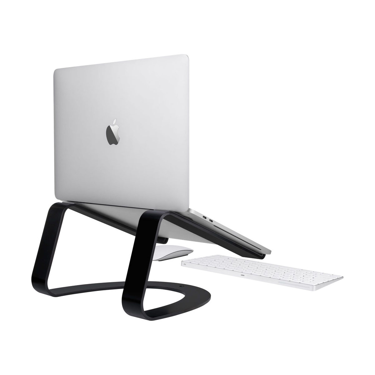 Laptop auf einem schwarzen Ständer, Tastatur und Maus auf weißer Oberfläche. Apple-Logo sichtbar.