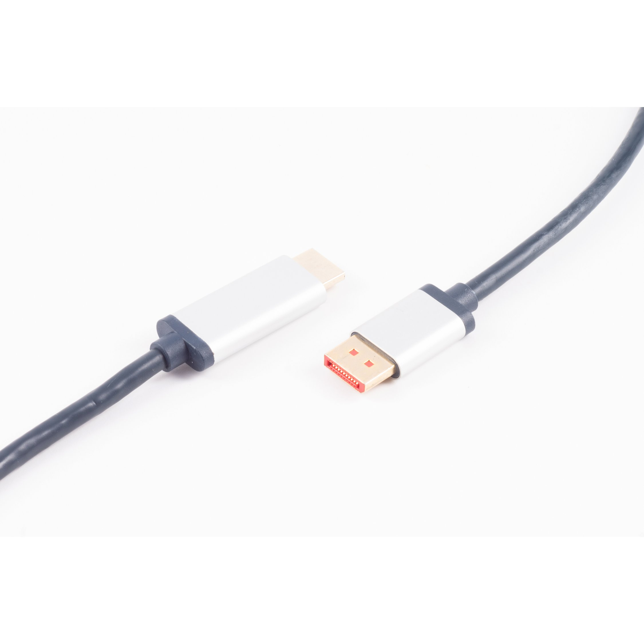 Ein schwarzes und silbernes USB-C-zu-DisplayPort-Kabel mit Anschlüssen an beiden Enden, isoliert.