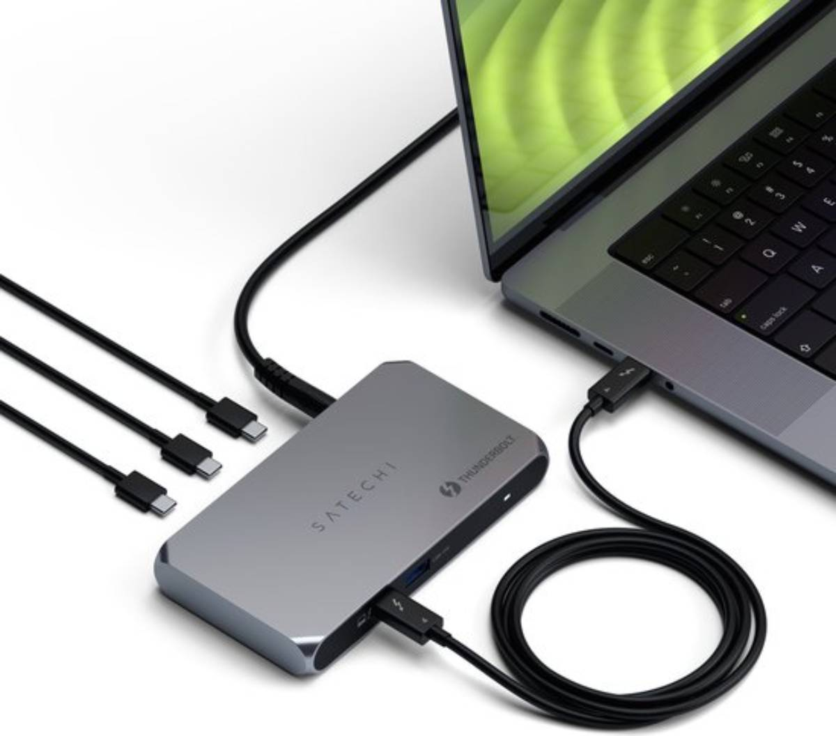 Hub Satechi Thunderbolt argento collegato a laptop e cavi USB-C. Cavi partono dall'hub.
