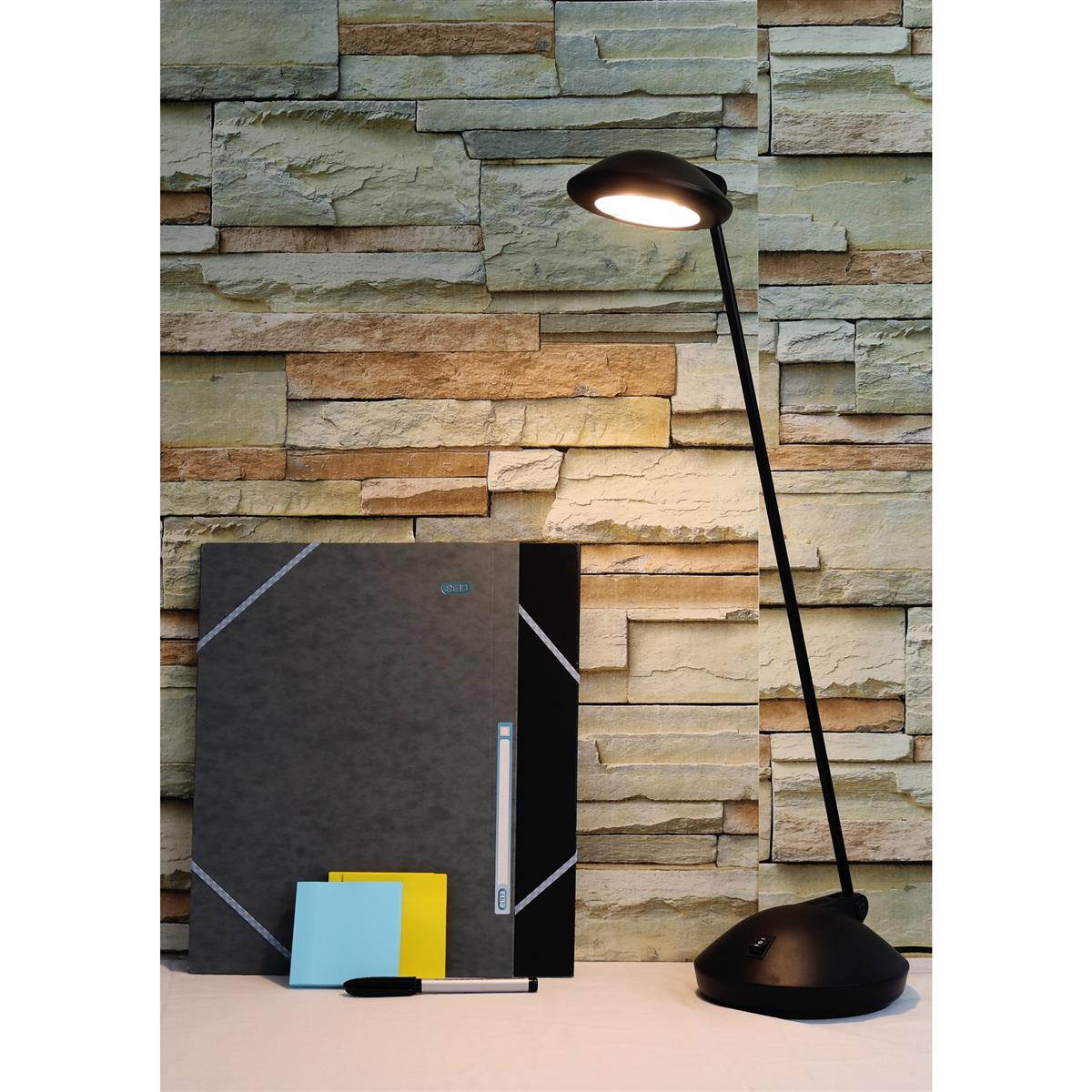 Eine schwarze Schreibtischlampe beleuchtet einen Schreibtisch mit Ordner, Papier und Stift.