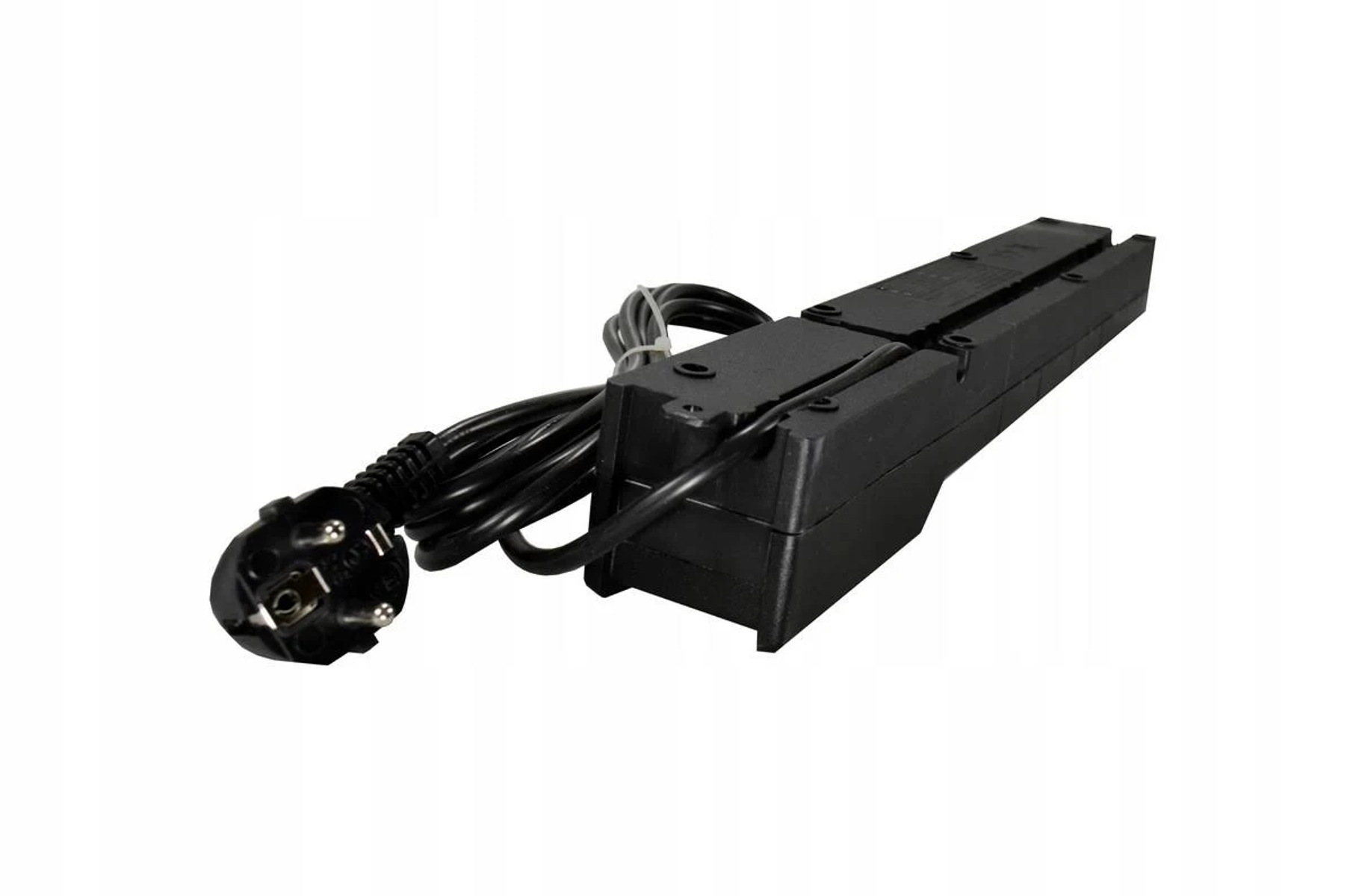 Alimentatore nero con spina e cavo, isolato su sfondo bianco.