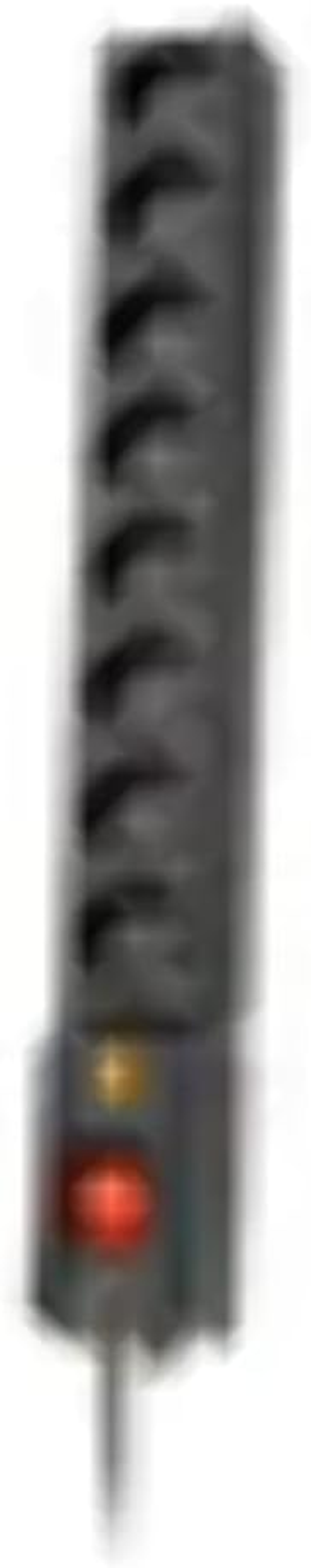 Una ciabatta nera con più prese e un interruttore rosso, su sfondo bianco.