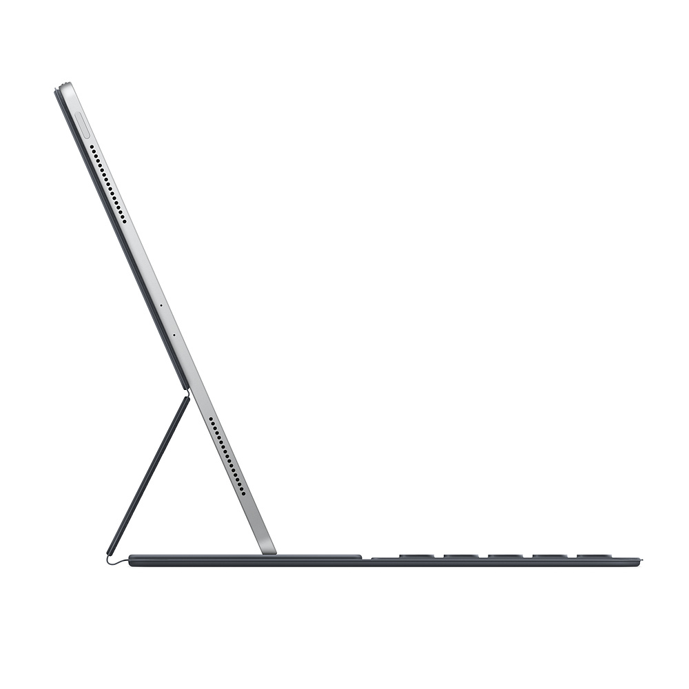 iPad mit Tastatur, Seitenansicht, aufgestellt, zeigt einen Benutzerwinkel. Weißer Hintergrund.