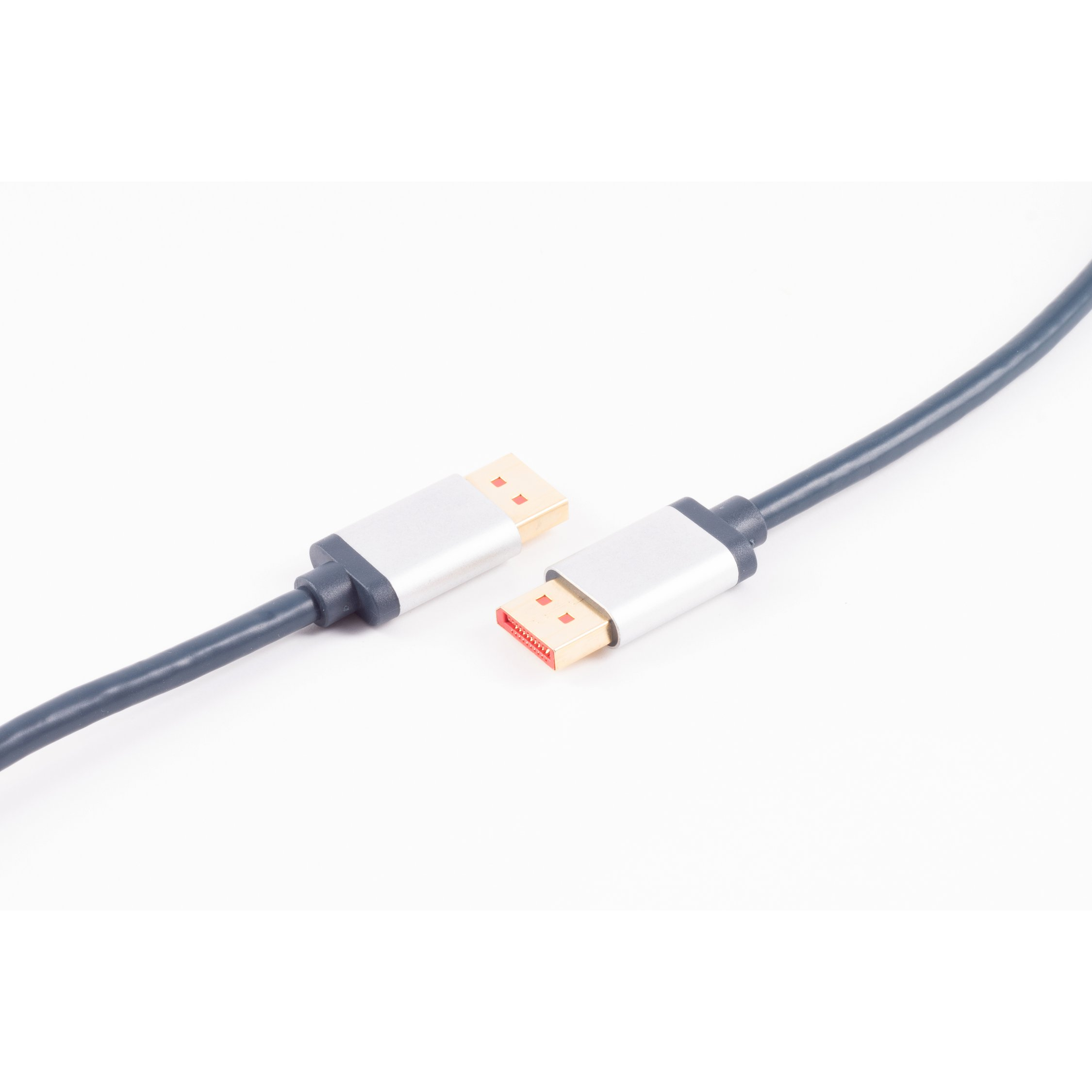 Eine Nahaufnahme zeigt ein graues USB-C-Kabel mit silbernen Anschlüssen vor einem weißen Hintergrund.