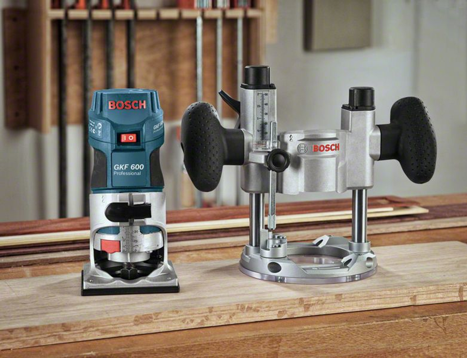 Eine Bosch GKF 600 Fräse und ihre Basis, auf einer Holzoberfläche platziert. Werkzeuge sind im Hintergrund.