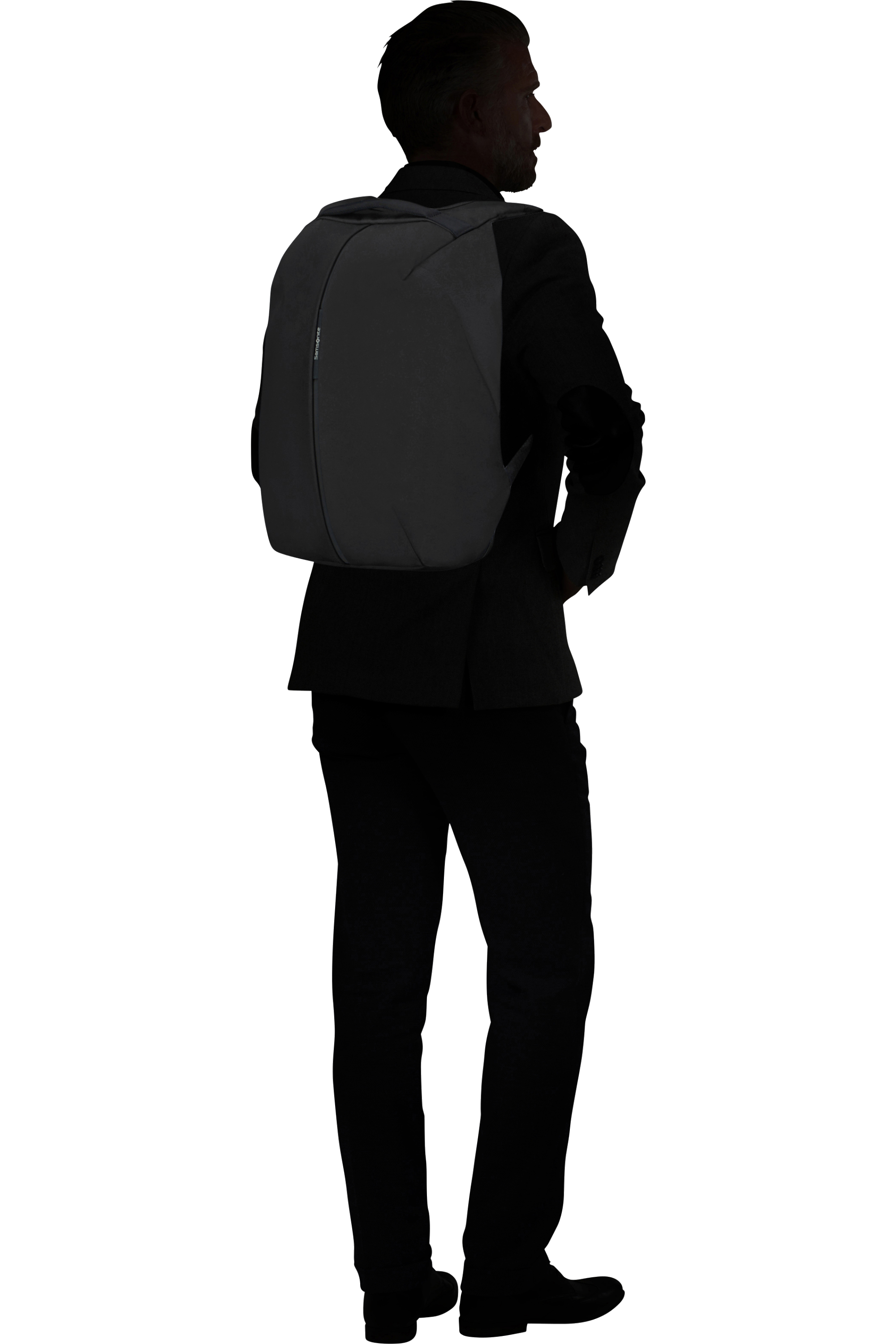 Ein Mann mit Rucksack im Profil. Er trägt einen schwarzen Anzug, der Rucksack ist dunkelgrau.