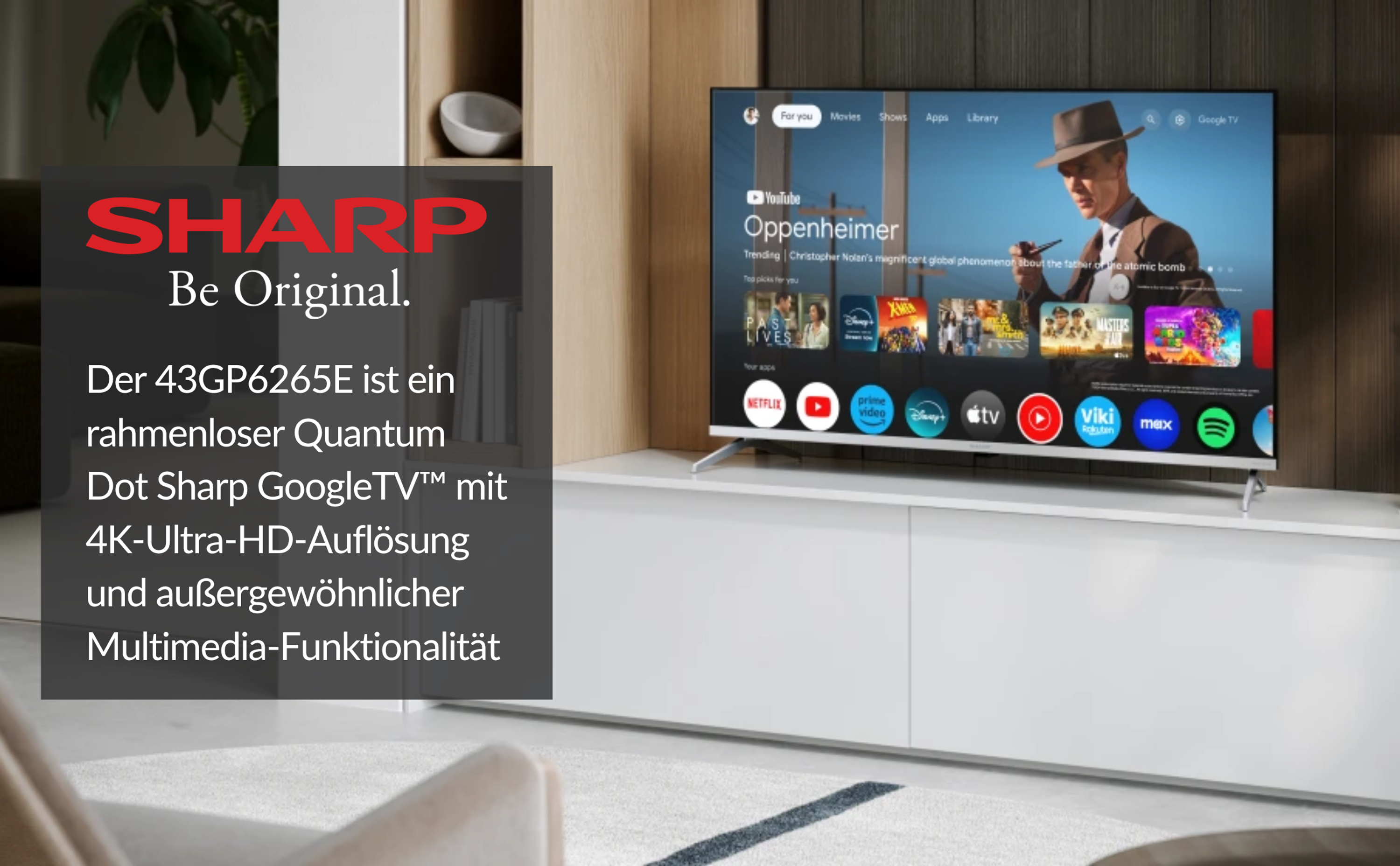 Ein Fernsehbildschirm zeigt eine Filmszene. Text-Overlay auf der linken Seite. Der Fernseher steht auf einem weißen Schrank.