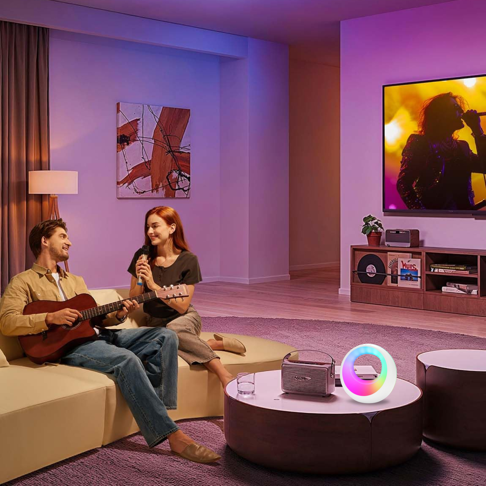 Ein Paar singt, einer spielt Gitarre. Ein farbwechselndes Ringlicht steht auf dem Tisch.