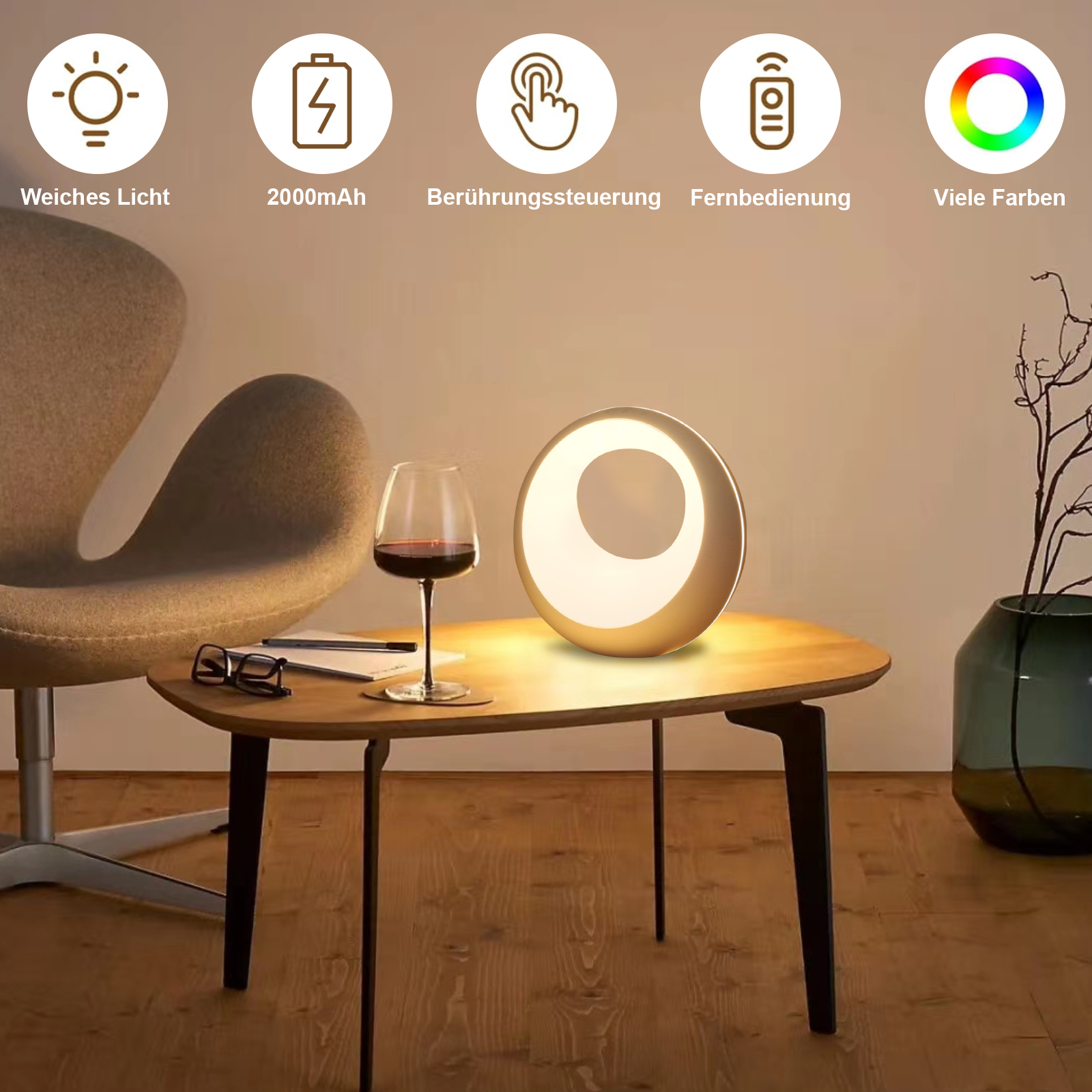Ein Tisch mit einer Lampe, einem Weinglas, Gläsern und einer Vase.