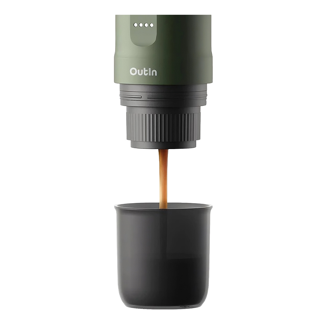 Een draagbare koffiezetter schenkt koffie in een kopje. De machine is groen, de koffie bruin. Witte achtergrond.