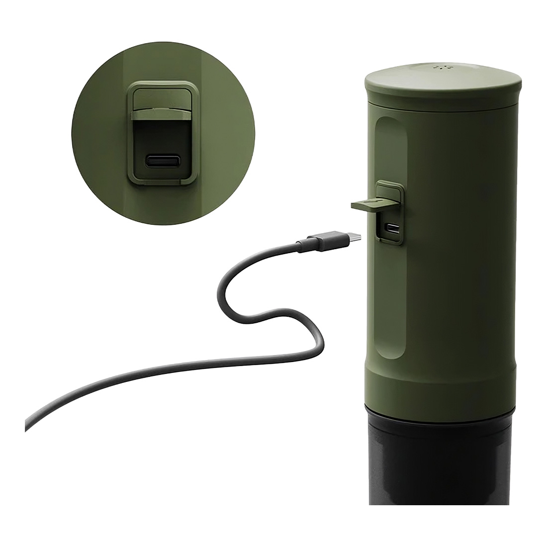 Een groene draagbare koffiezetter met een USB-poort en een aangesloten oplaadkabel. Witte achtergrond.