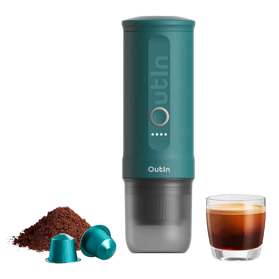 Draagbare espressomaker, gemalen koffie, capsules en een glas koffie op een witte achtergrond.