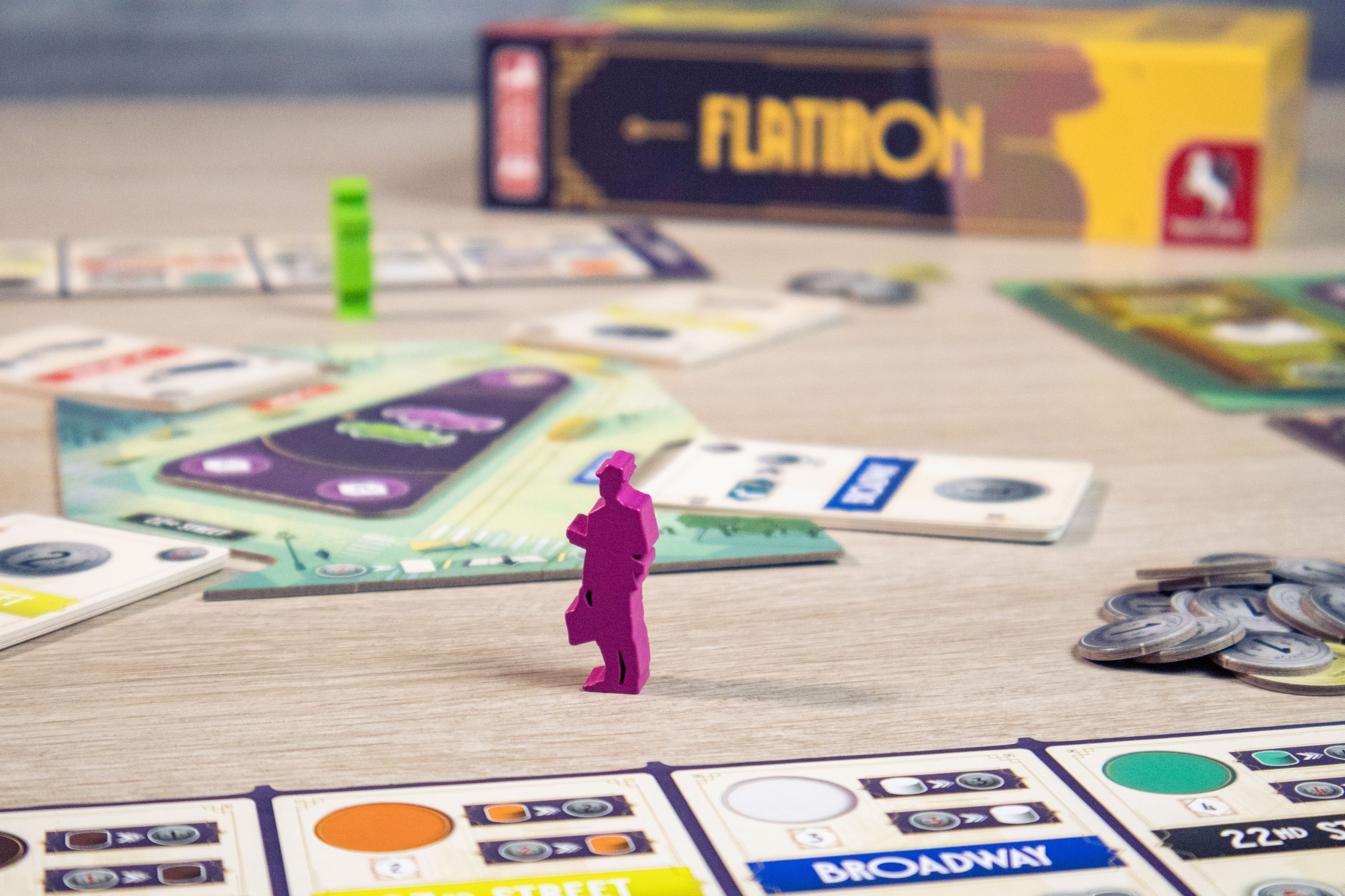 Configurazione del gioco da tavolo con una figura di legno. Carte e tabellone su un tavolo di legno.