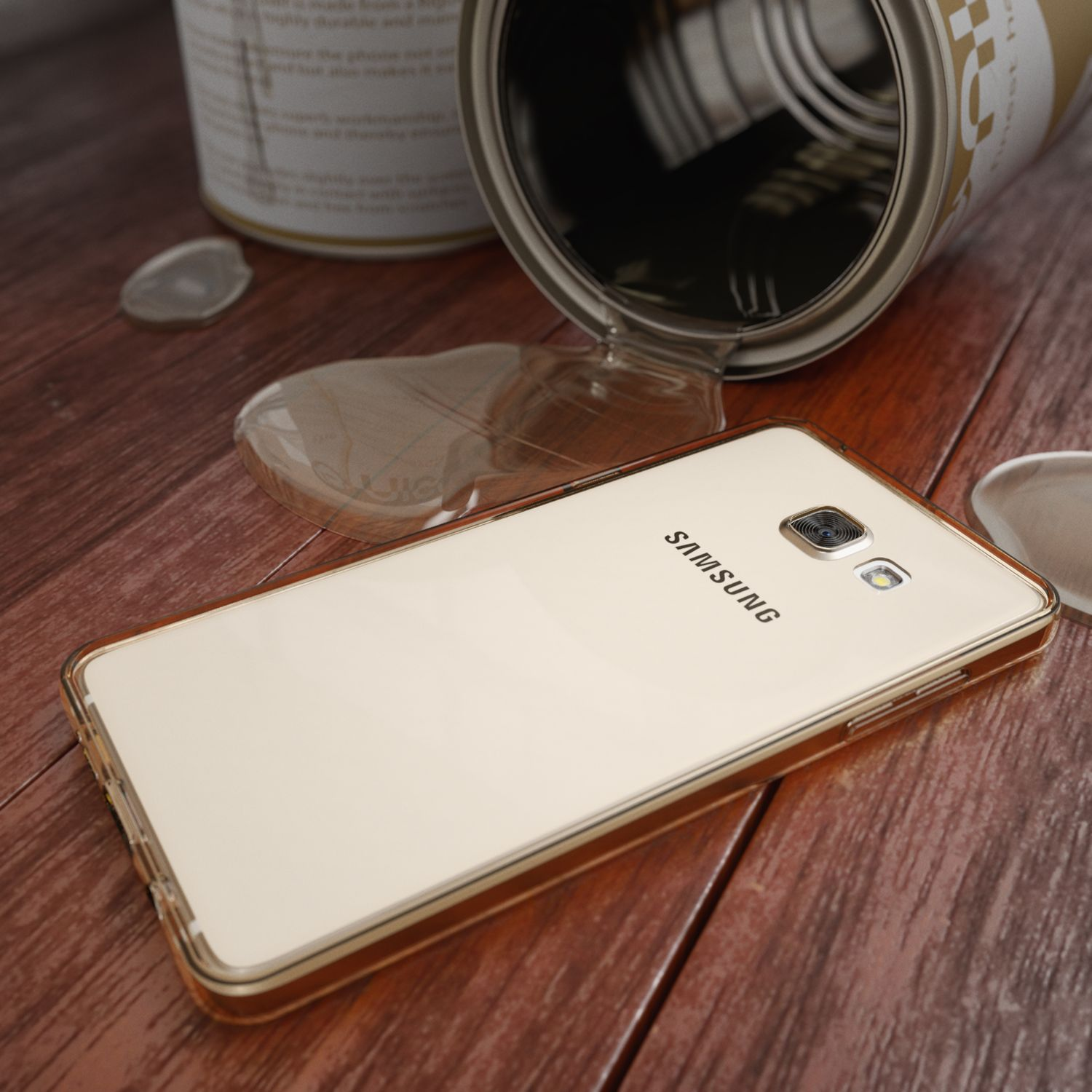 Ein Telefon mit klarer Hülle und verschütteter Farbe auf einem Holztisch, mit einer Dose im Hintergrund.