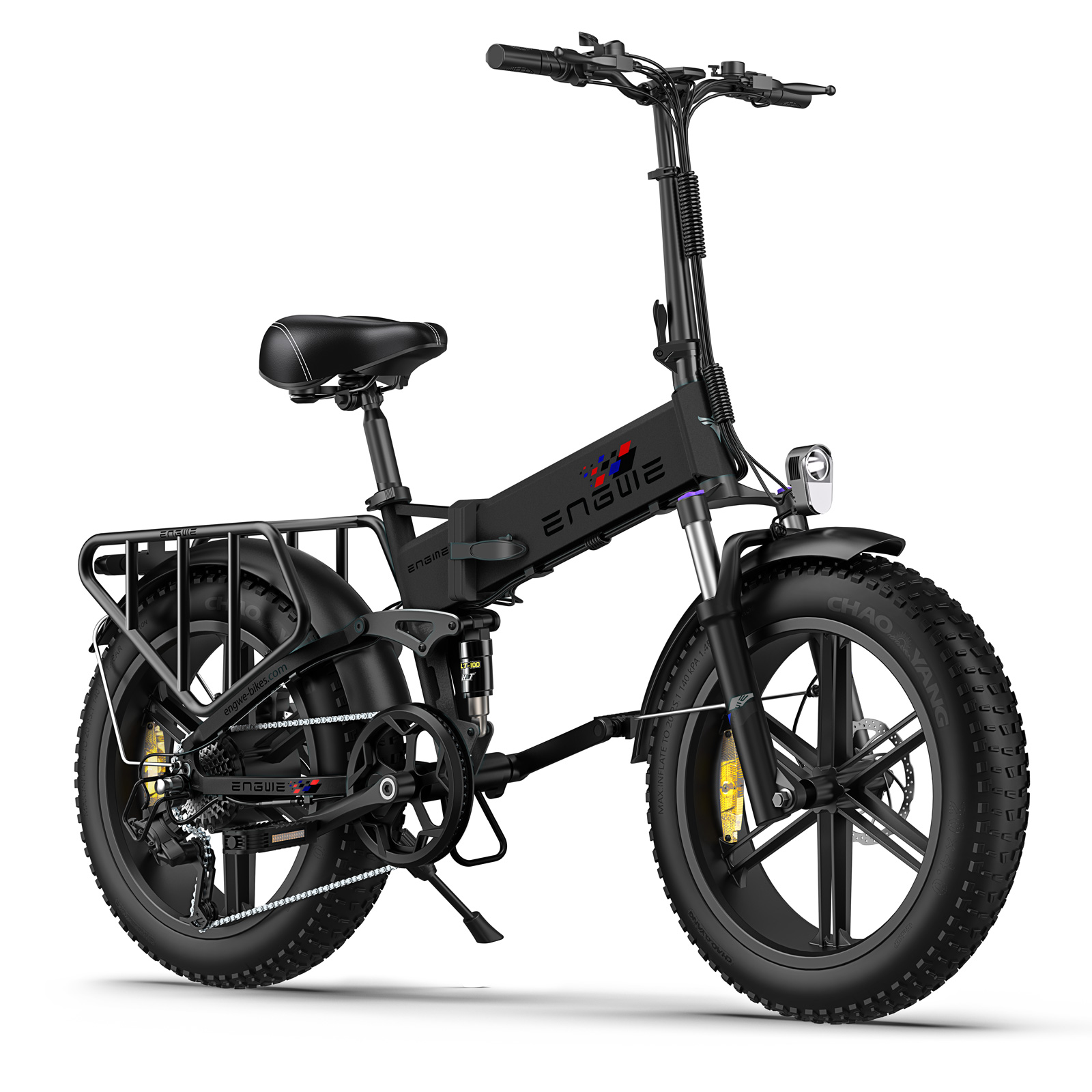 Schwarzes Elektrofahrrad mit breiten Reifen. Es hat einen Gepäckträger und den Markennamen 'ENGWE'.