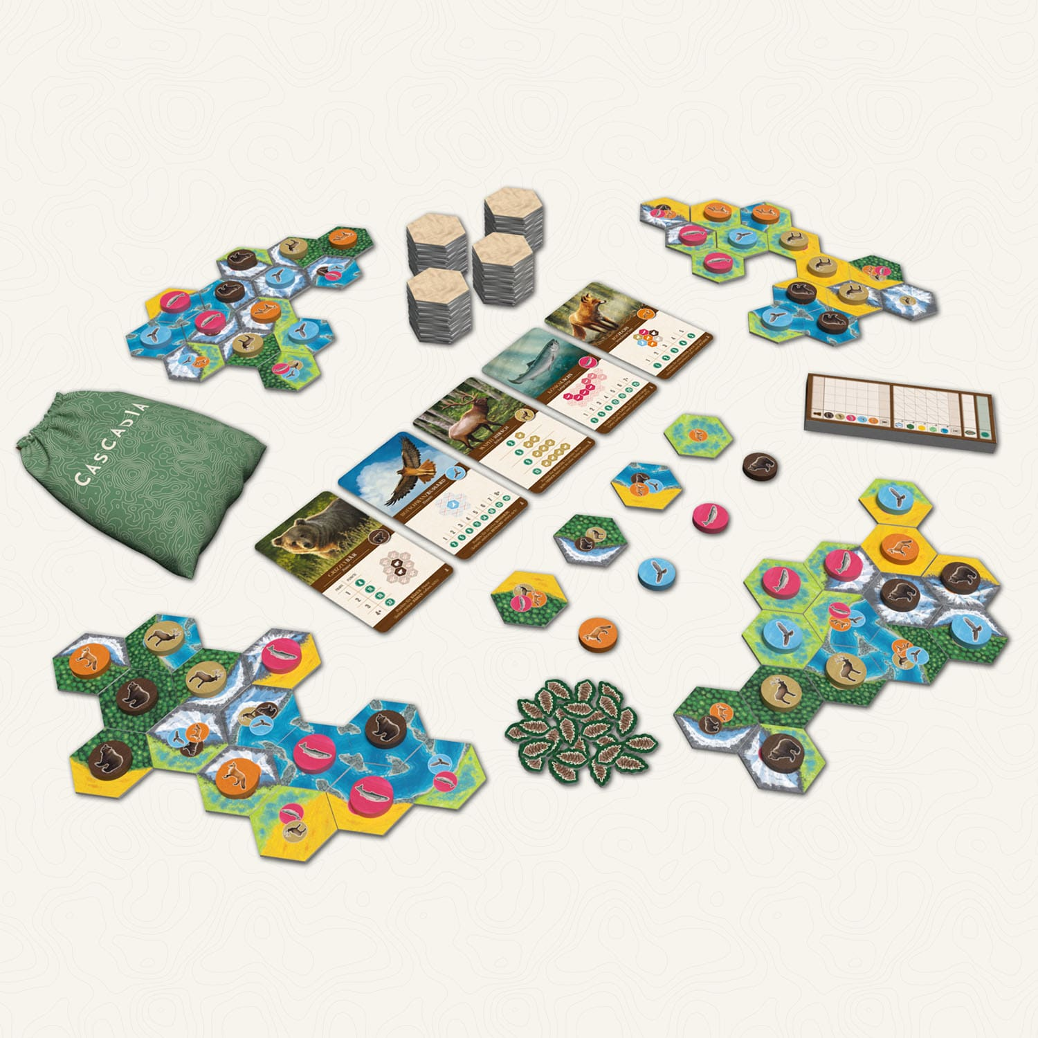 Un'impostazione di gioco da tavolo con vari pezzi del gioco. Include carte, pezzi di legno, una borsa verde e un tabellone con tessere esagonali.