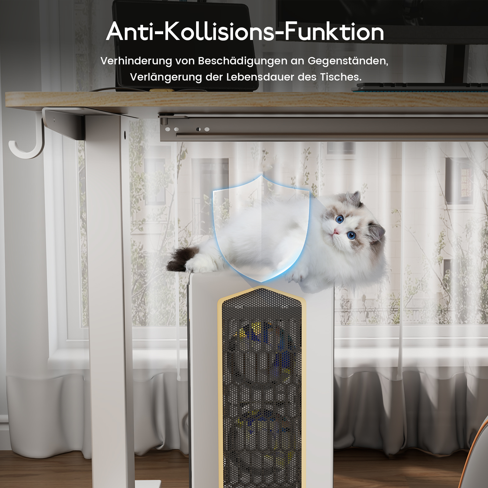 Ein weißer Schreibtisch mit einer Katze, die sich auf einem Computergehäuse ausruht. Im Hintergrund ist ein Fenster mit weißen Vorhängen zu sehen.