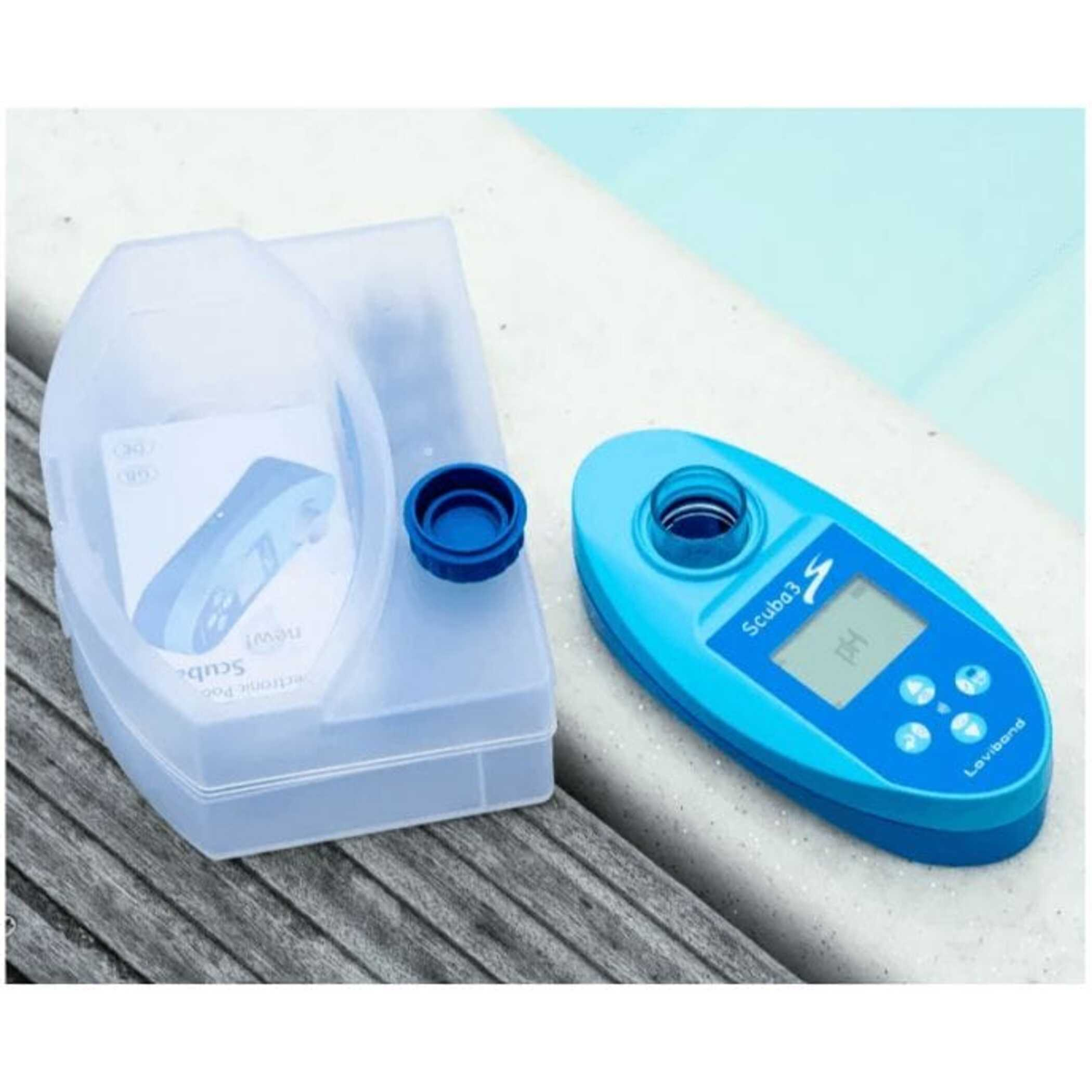 Un dispositivo azul para pruebas de agua junto a una caja de plástico. El dispositivo tiene la tapa quitada y una pantalla.