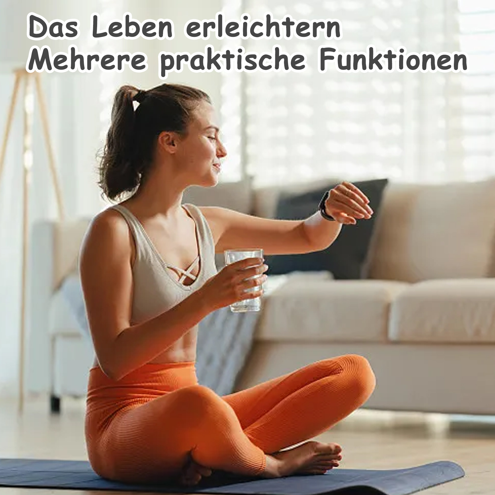 Eine Frau sitzt auf einer Matte, hält ein Glas Wasser und blickt auf eine Smartwatch an ihrem Handgelenk. Im Hintergrund ein Sofa.