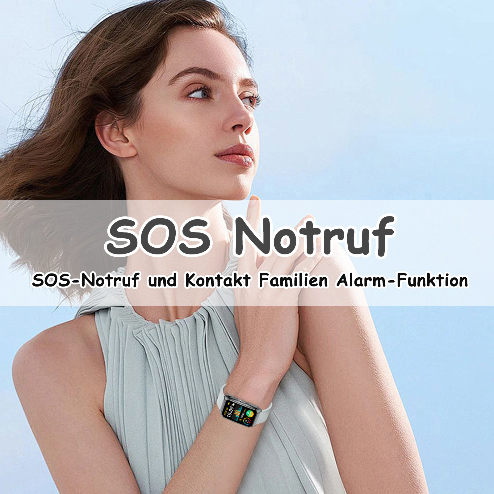 Eine Frau trägt eine Smartwatch am Handgelenk. Der Hintergrund ist ein blauer Himmel.