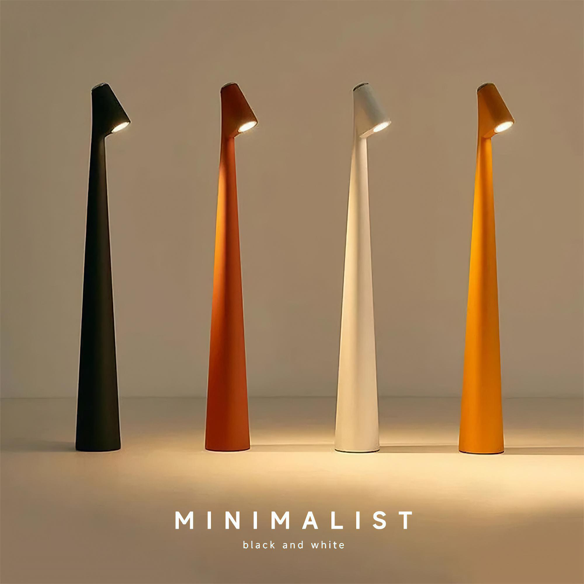 Vier moderne Lampen, schwarz, orange, weiß und gelb, stehen auf einer hellen Oberfläche. Das Wort 'MINIMALIST' steht darunter.