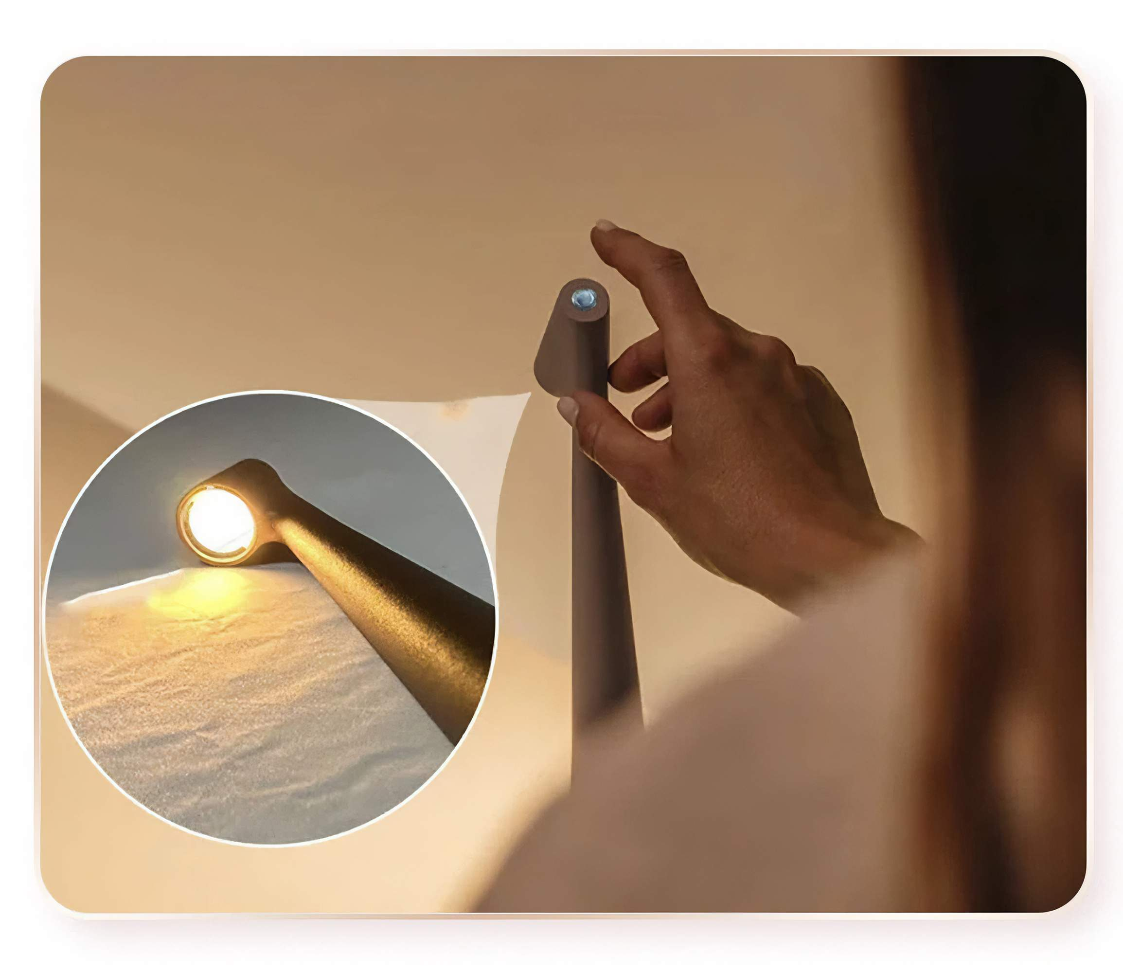 Eine Hand schaltet eine Lampe ein. Die Lampe ist braun und scheint ein Licht. Beigefarbener Hintergrund.