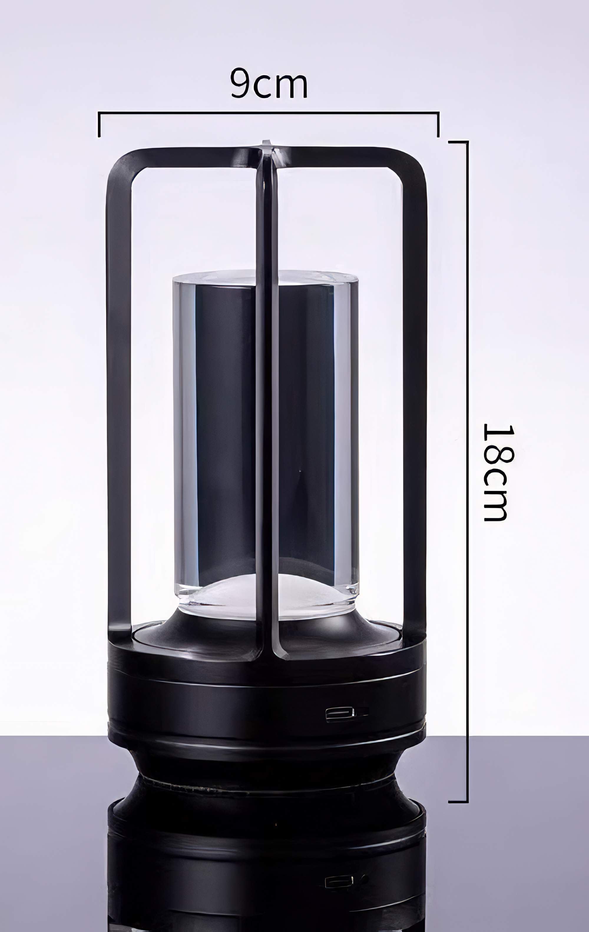Schwarze Lampe mit zylindrischem Glas. Die Lampe ist 18cm hoch und 9cm breit. Sie hat einen schwarzen Rahmen.