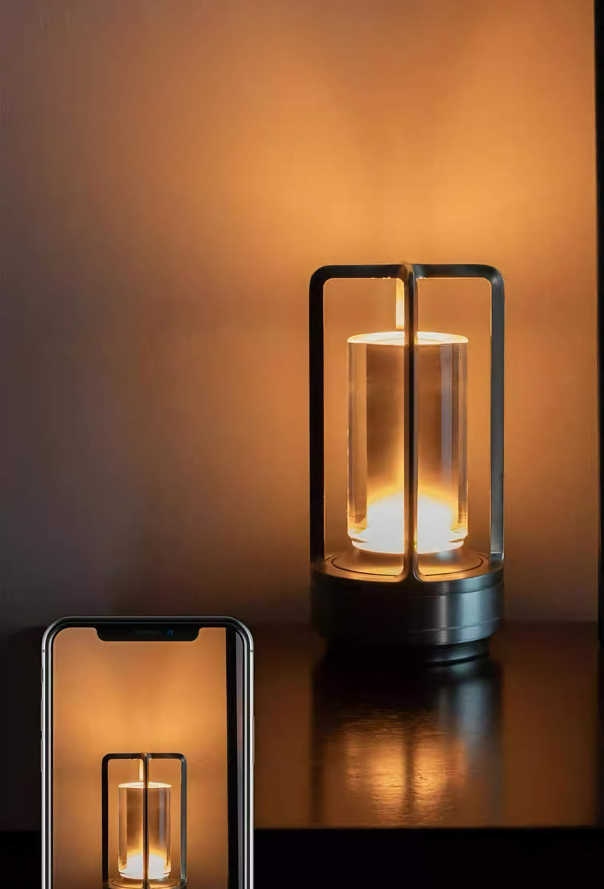 Moderne Lampe auf einem Tisch. Auf dem Tisch liegt auch ein Telefon. Die Szene hat einen warmen Orangeton.