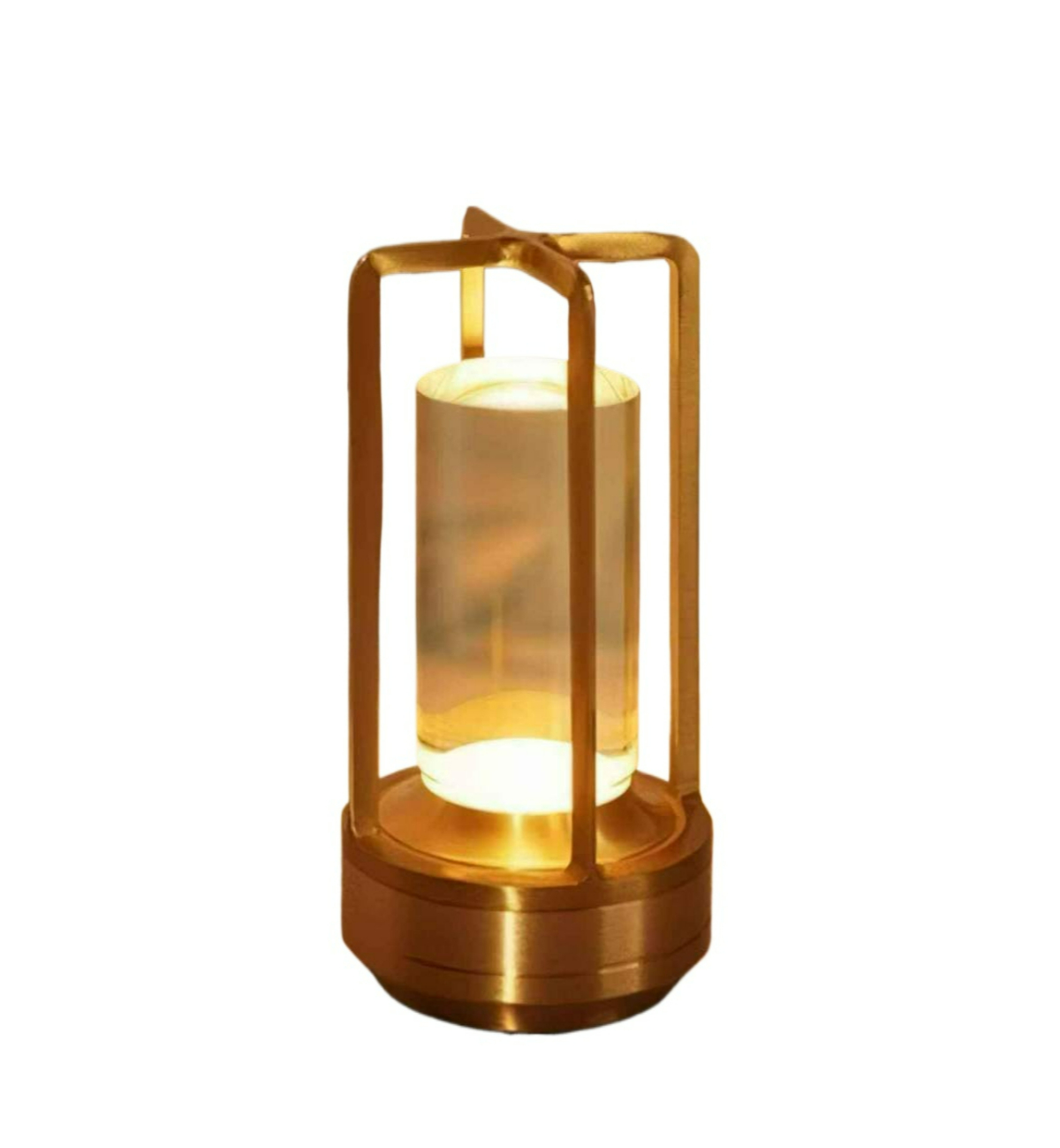 Eine goldfarbene Laterne mit zylindrischem Glasbehälter, von innen beleuchtet, steht auf einem Sockel.