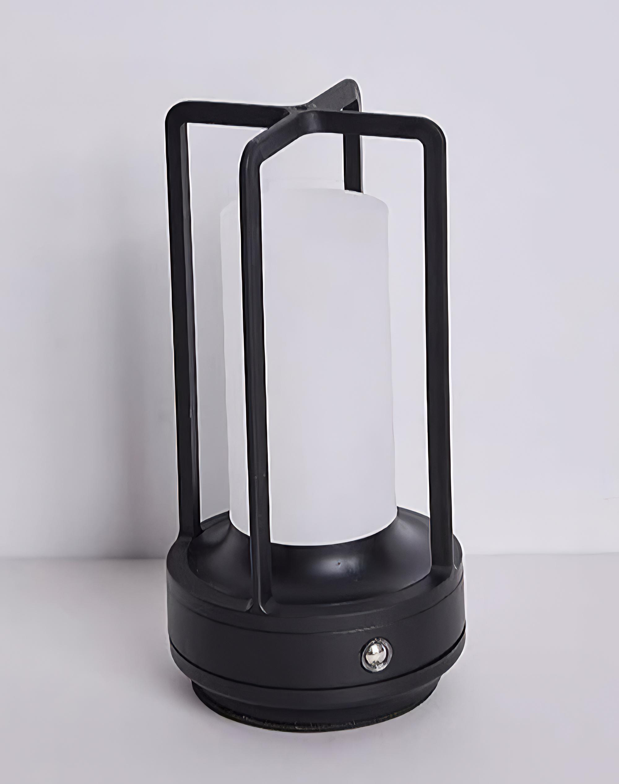 Schwarze Laterne mit weißem zylindrischem Licht im Inneren, mit Griff und Sockel, weißer Hintergrund.