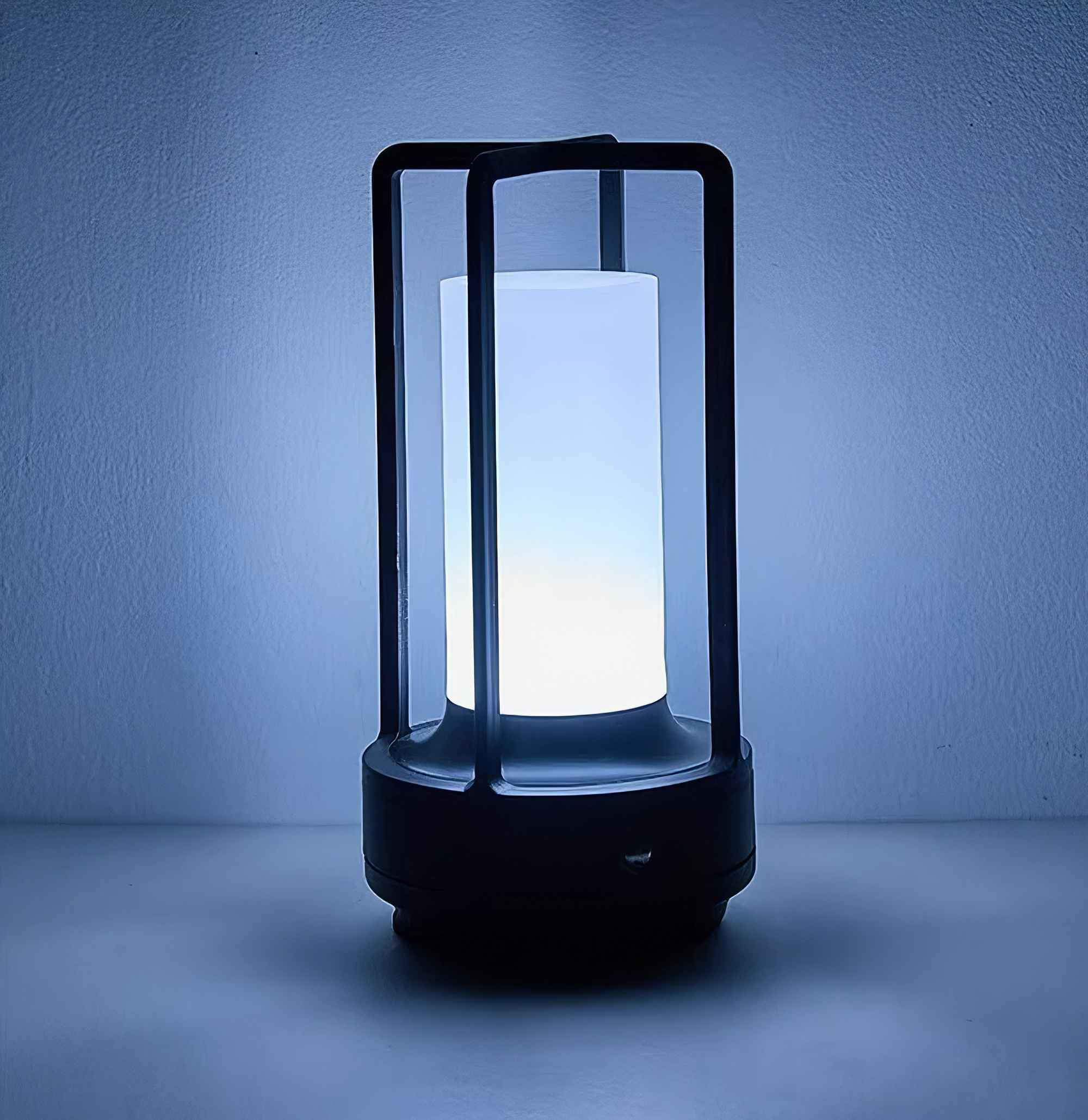 Schwarze Laterne mit weißem zylindrischem Licht im Inneren, auf weißer Oberfläche, blauer Hintergrund.