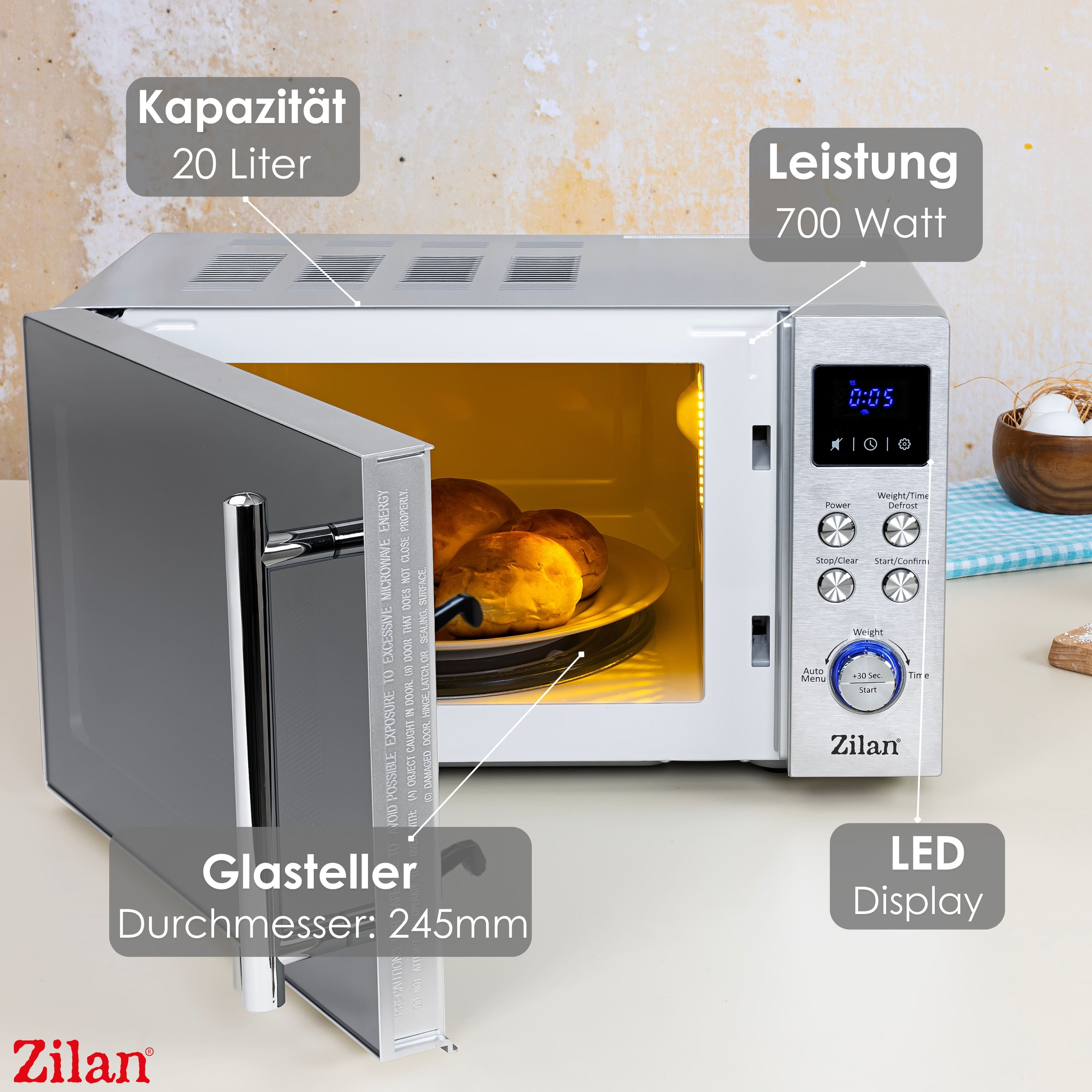 Mikrowelle mit offener Tür, Teller mit Essen, Timer-Anzeige und Bedienfeld. Küchenumgebung.