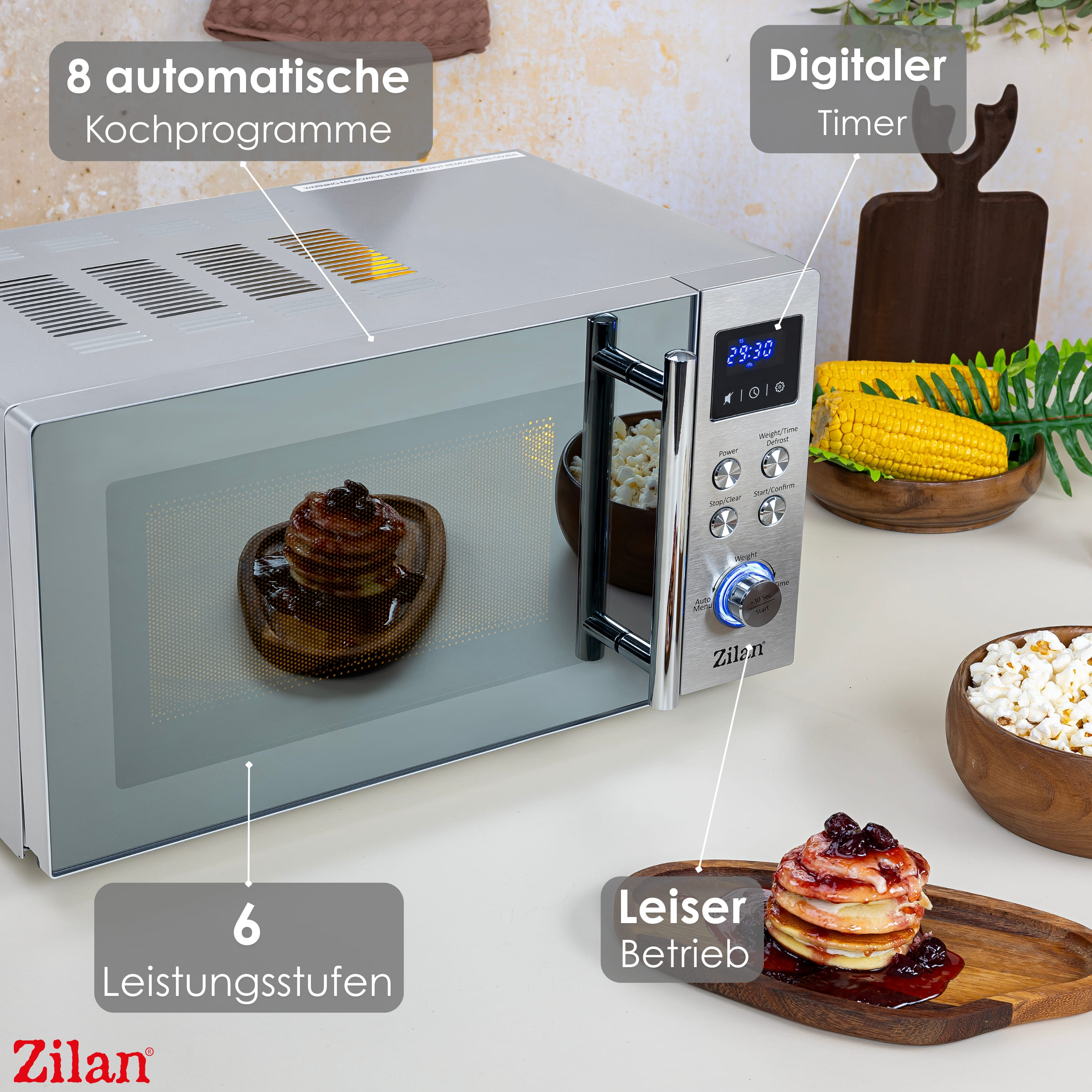 Mikrowelle mit offener Tür, Essen innen. Anzeige, Bedienelemente und Textbeschriftungen. Holzservierschalen.