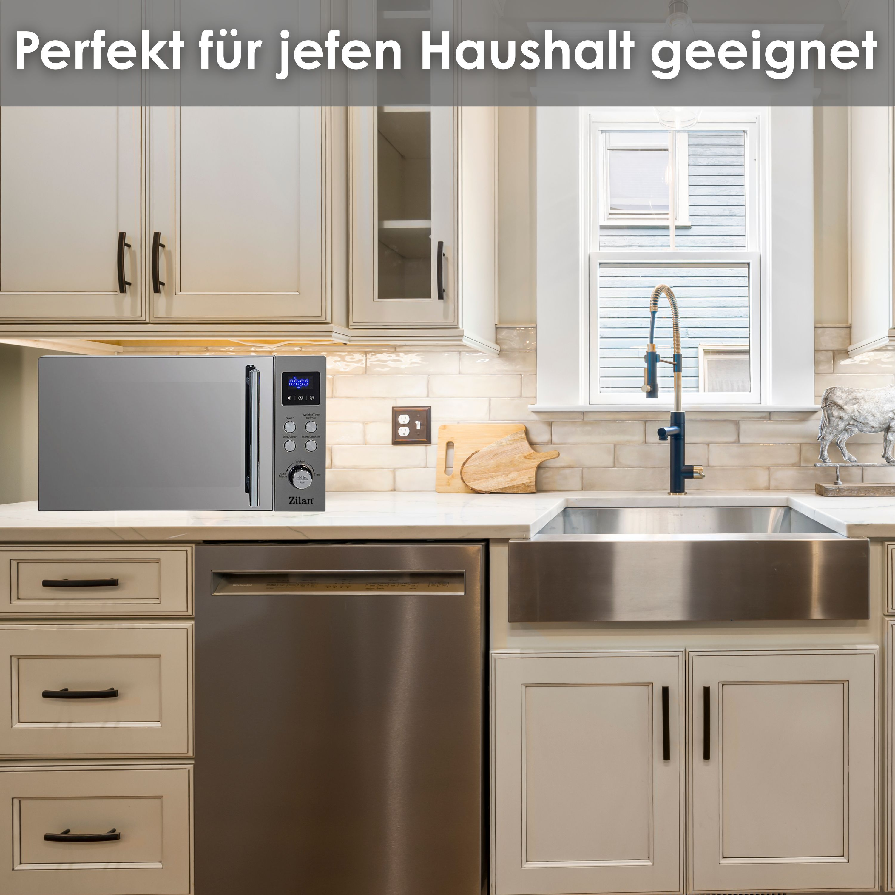 Edelstahl-Mikrowelle in einer Küche. Schränke und ein Waschbecken sind sichtbar.