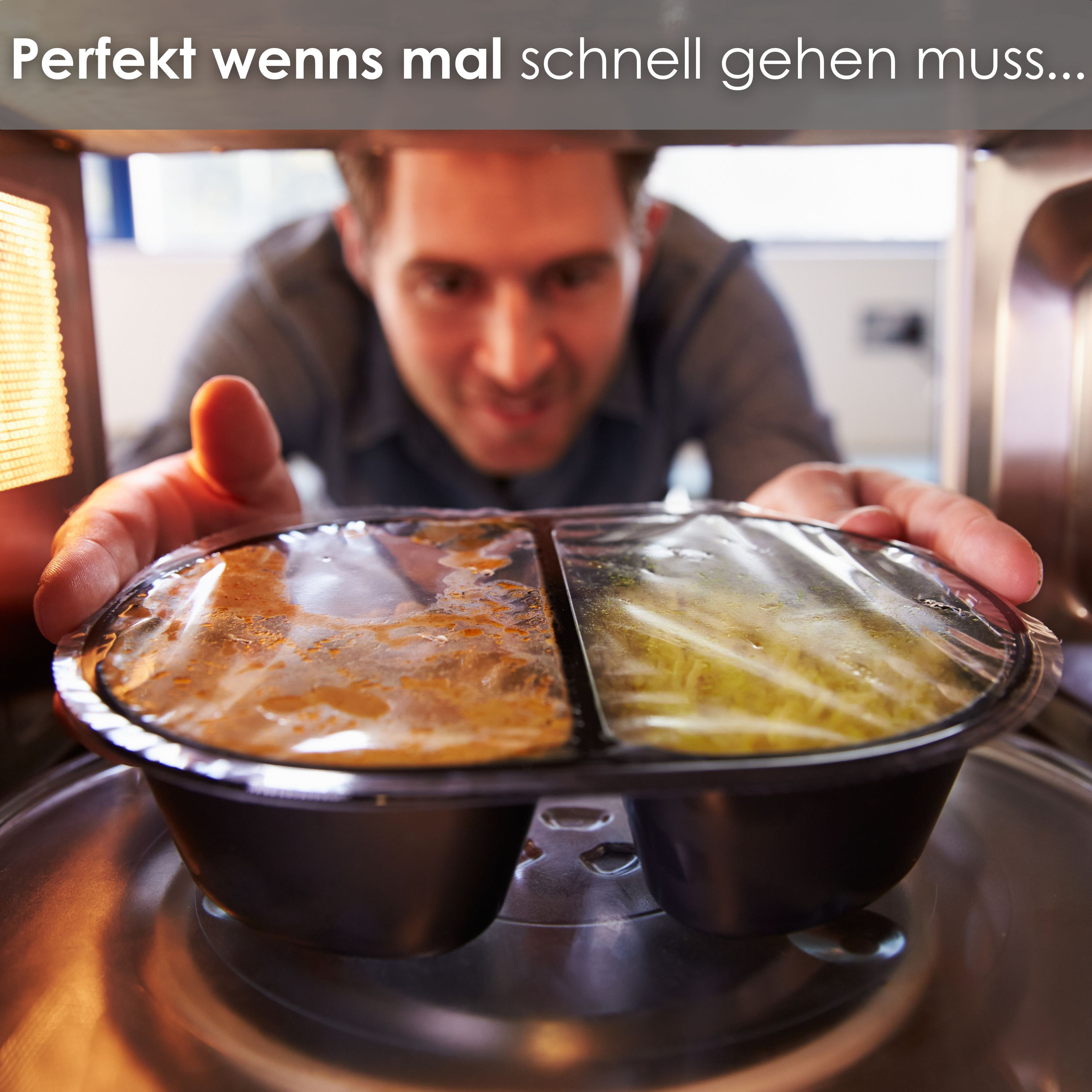 Ein Mann schaut in eine Mikrowelle und hält ein Tablett mit Fertiggerichten.